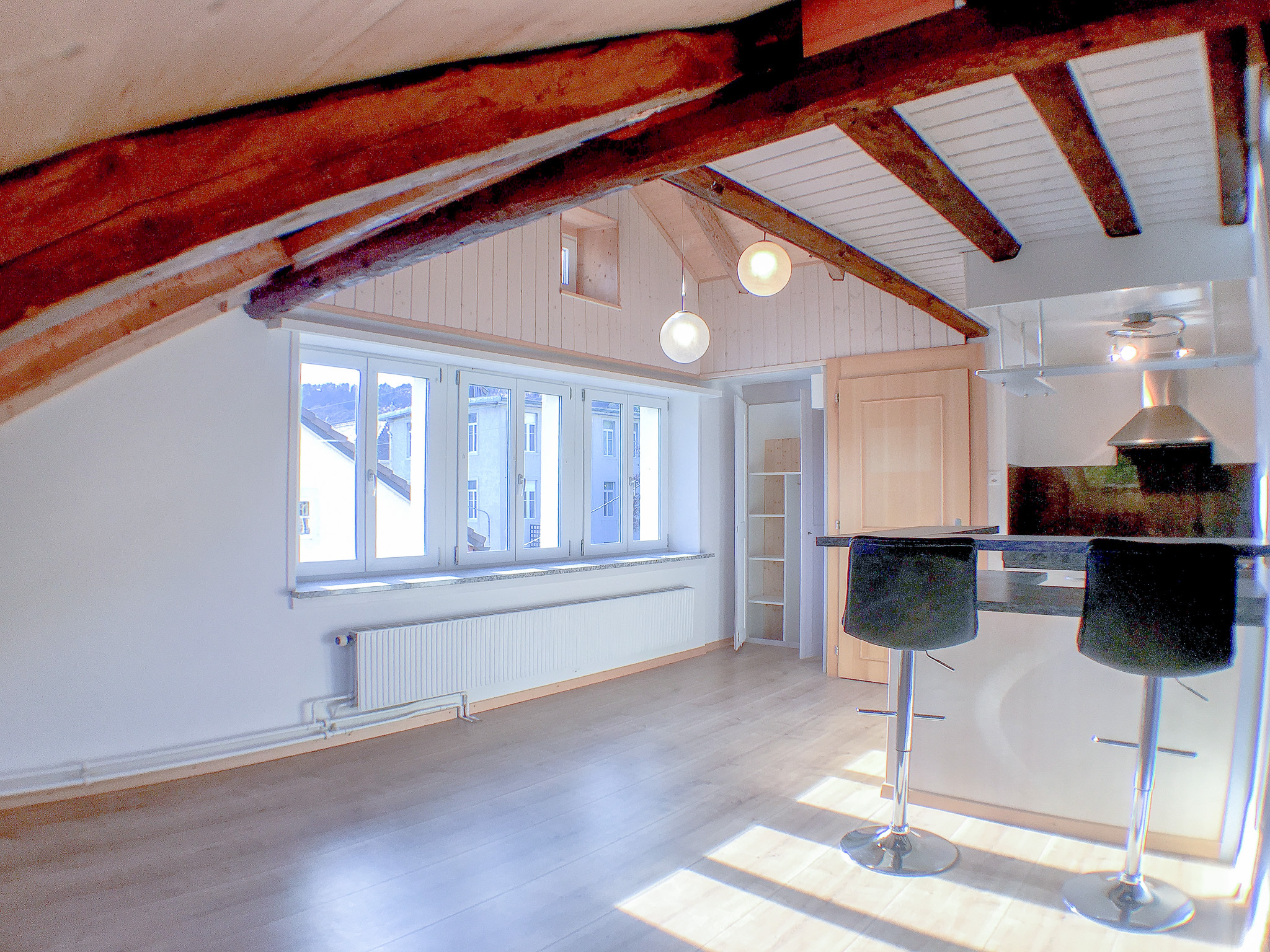 Loft dans les combles - pièce à vivre et cuisine ouverte Loft dans les combles - pièce à vivre et cuisine ouverte