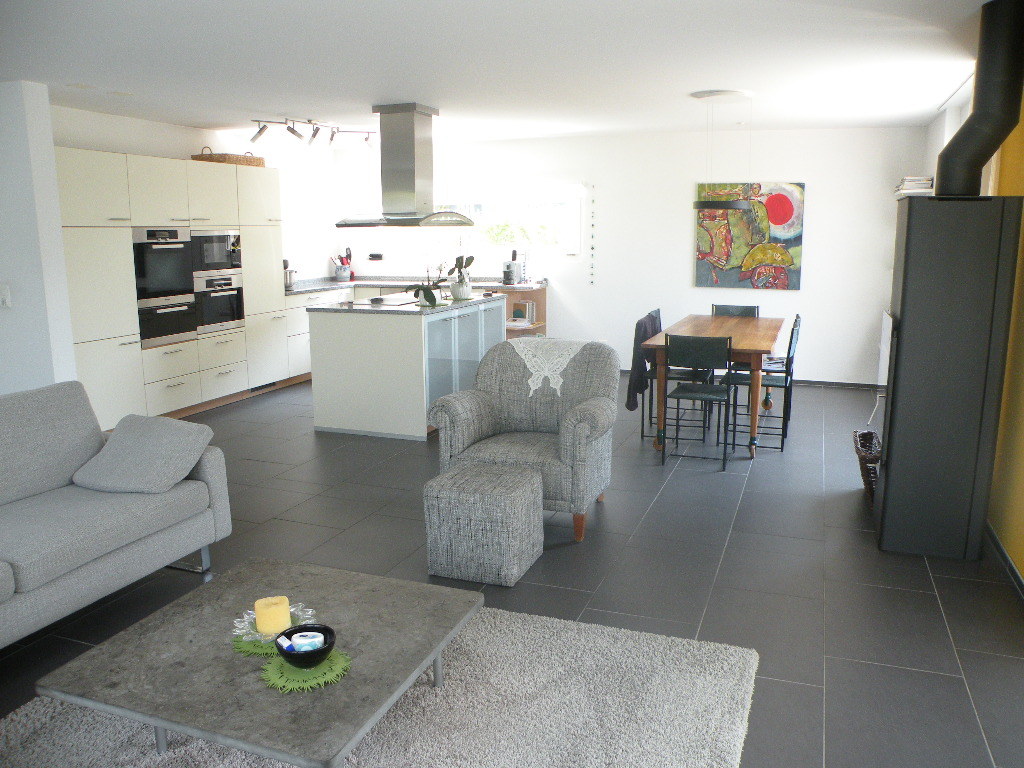 Wohn- und Esszimmer mit Küche