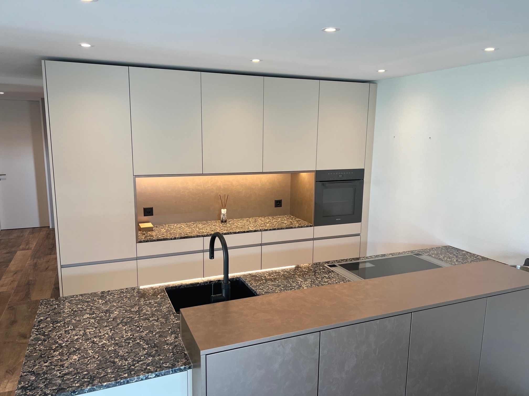 Elegante Küche, grosszügig ausgestattet Elegante Küche, grosszügig ausgestattet