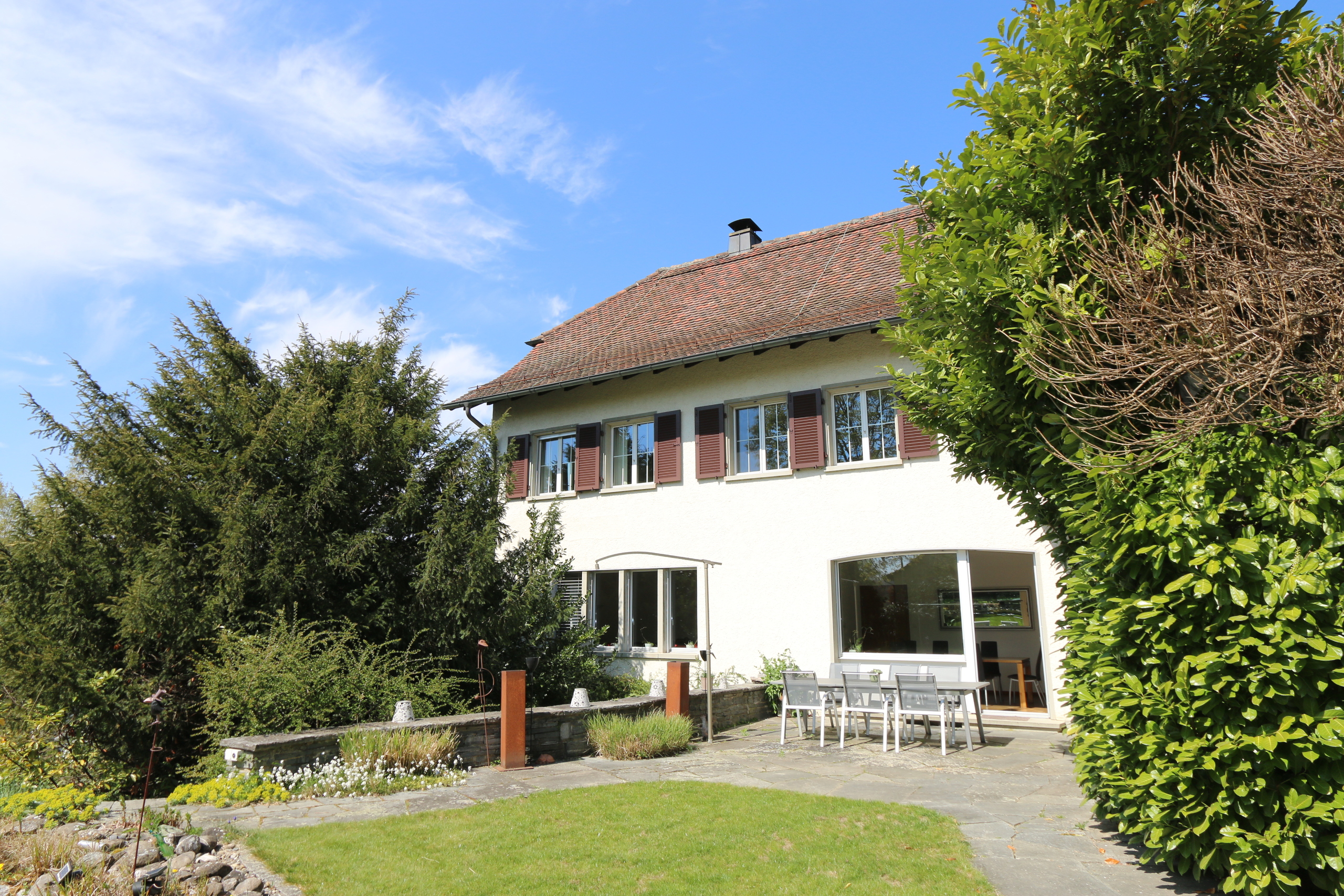 idyllischer Garten rund ums Haus idyllischer Garten rund ums Haus