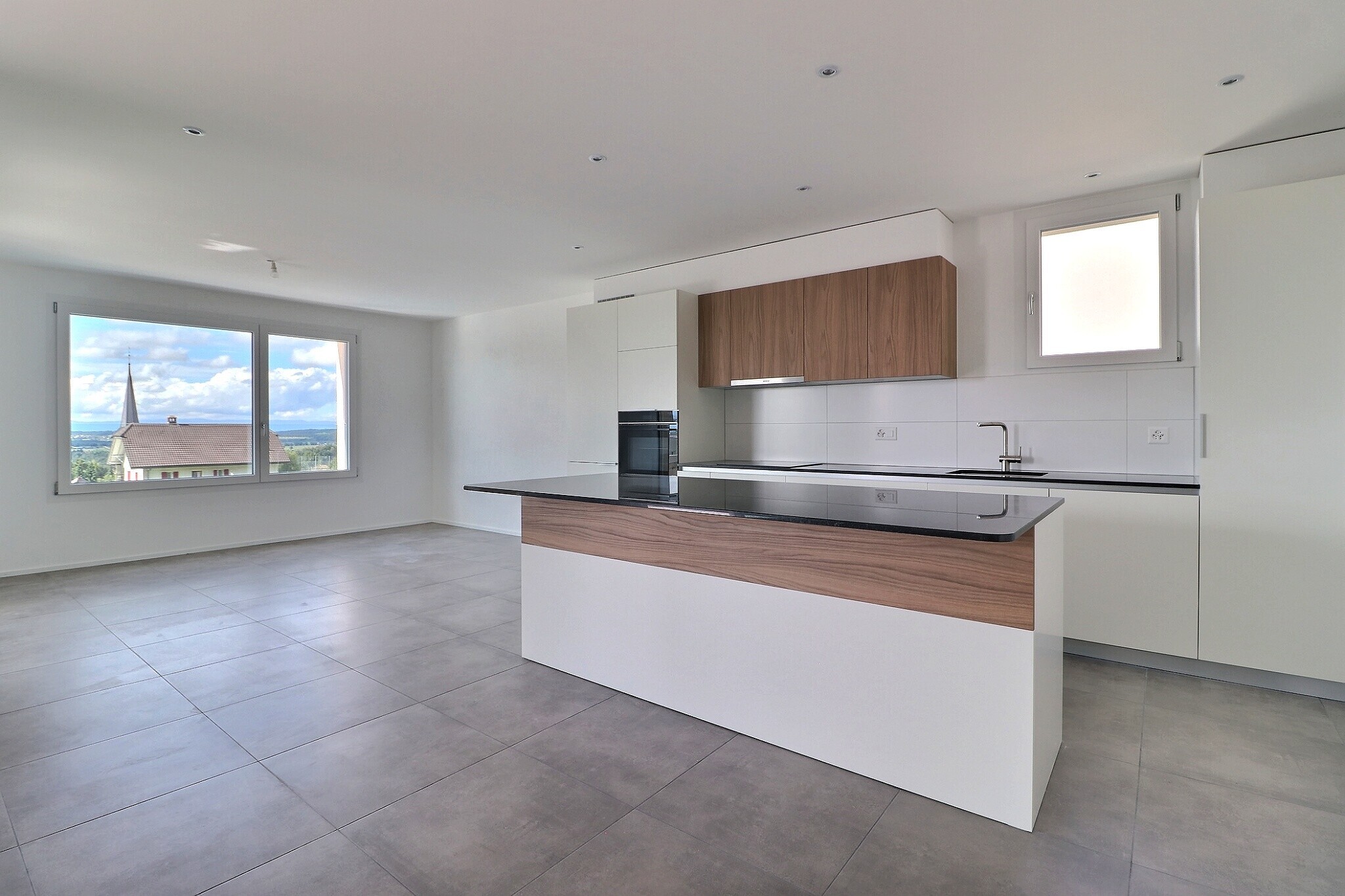 Cuisine ouverte sur le séjour et le coin à manger