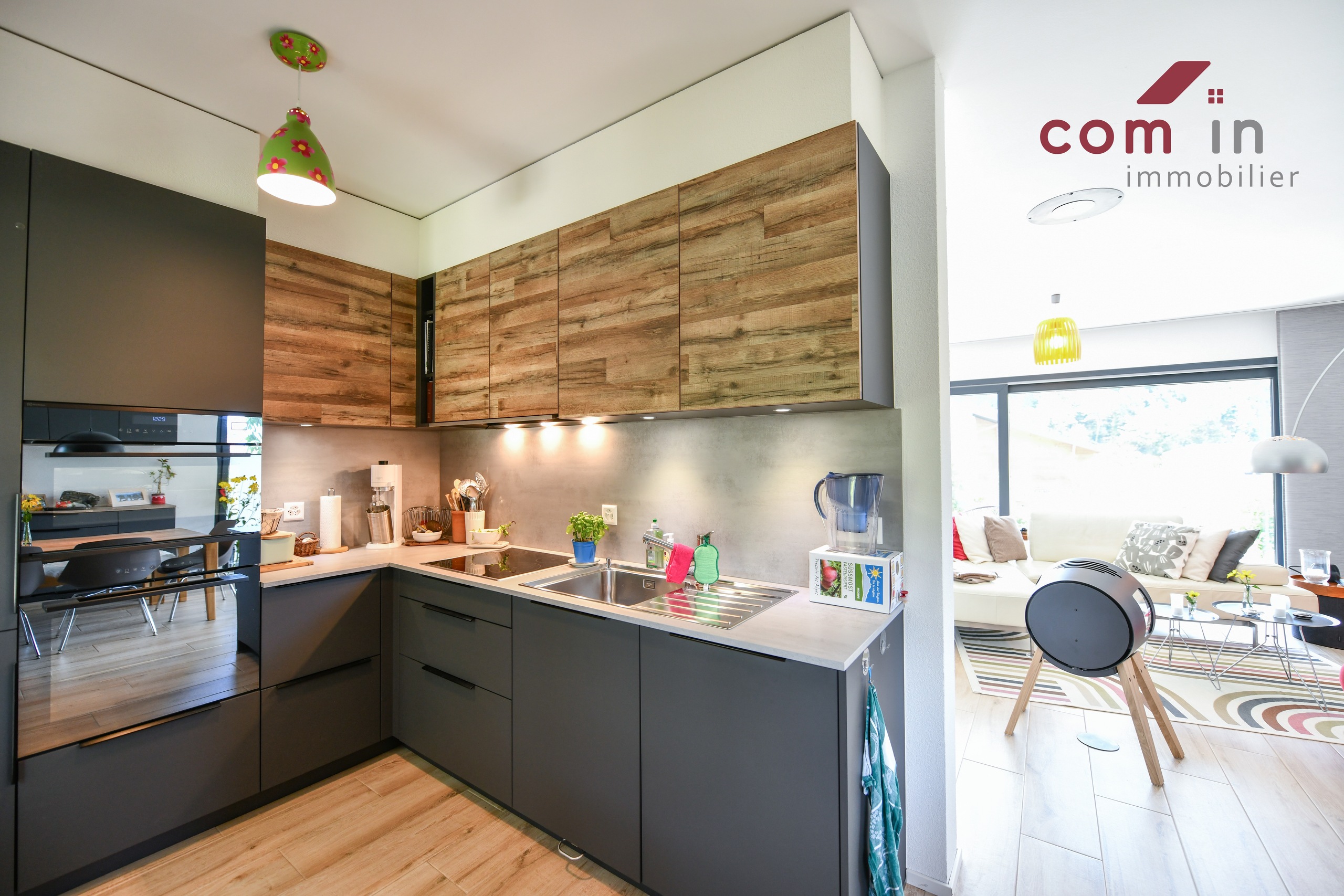 cuisine ouverte mais discrètement nichée au Nord du séjour avec accès direct au jardin