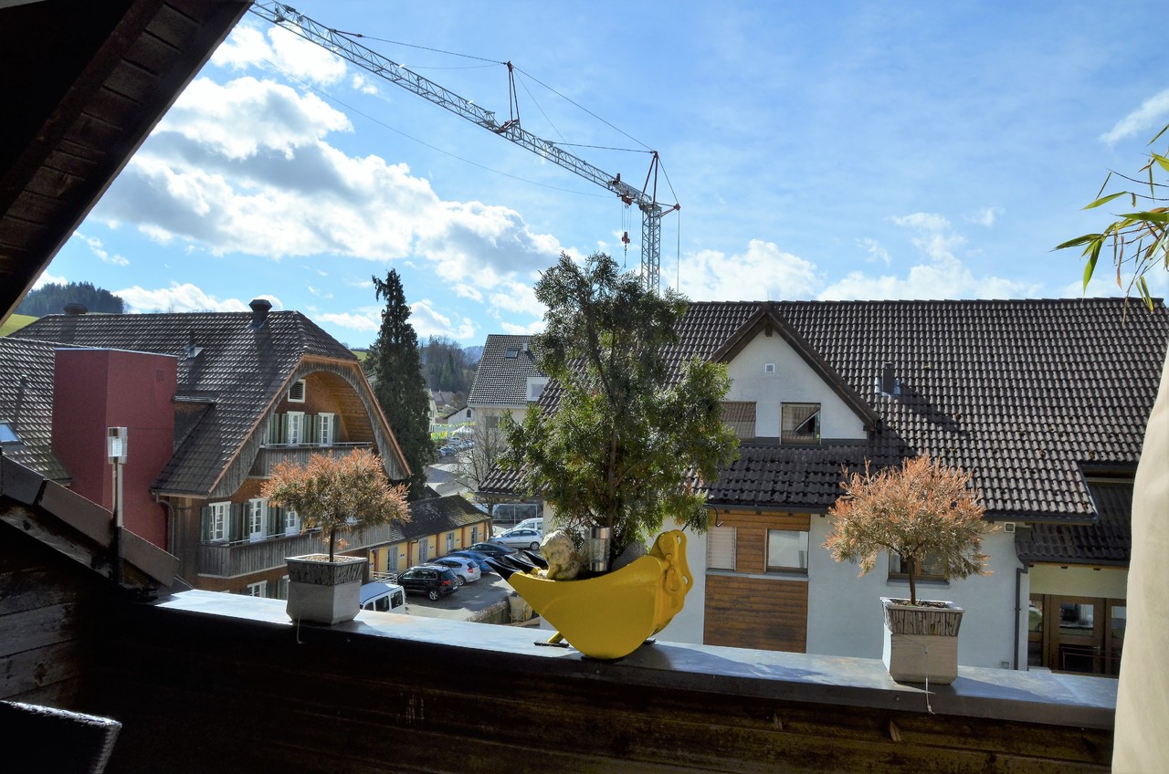 Sonniger Dachbalkon mit seitlichen Schränken