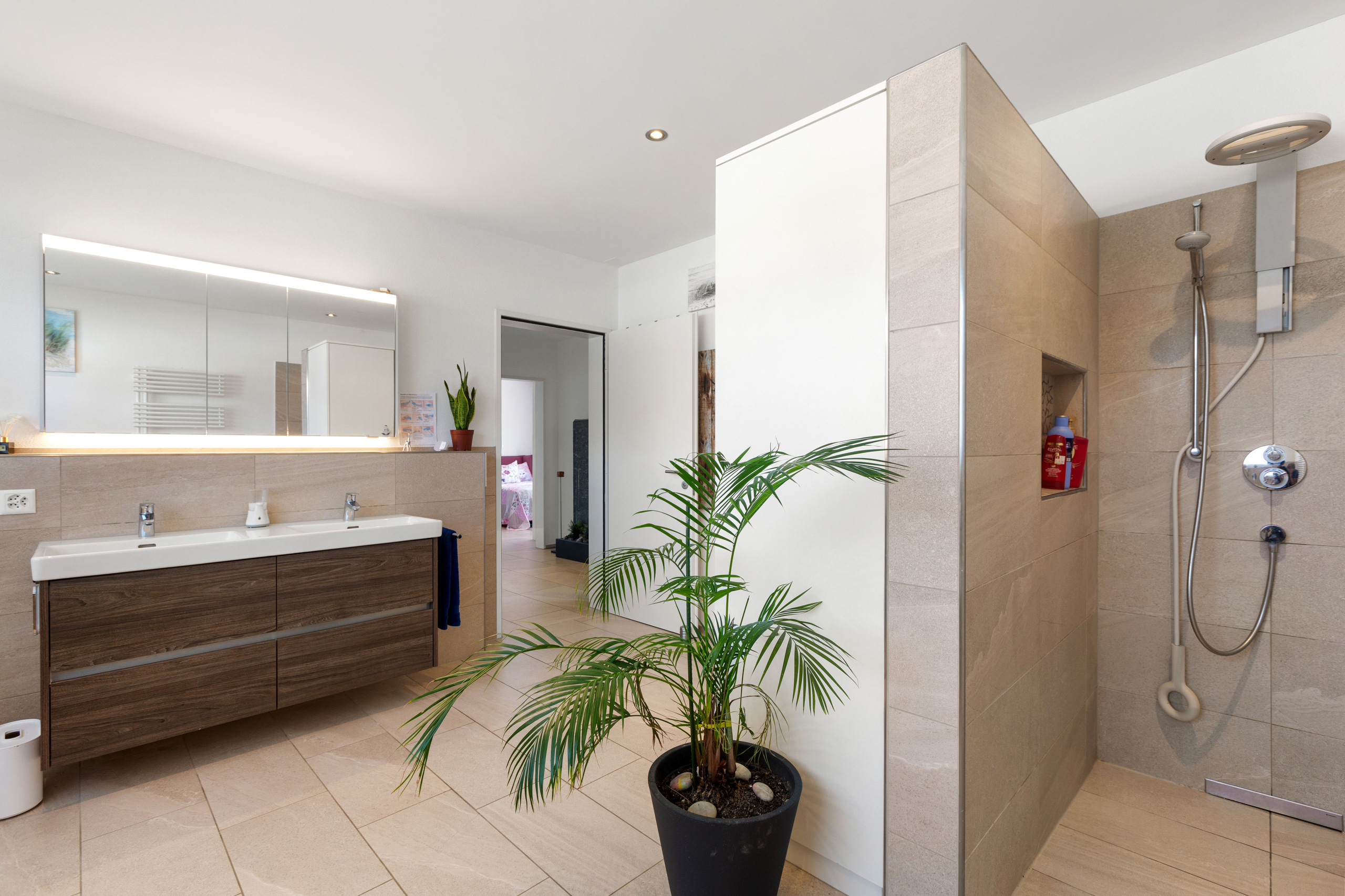 Begehbare Dusche mit viel Licht, Raum und zeitloser Gestaltung. Begehbare Dusche mit viel Licht, Raum und zeitloser Gestaltung.