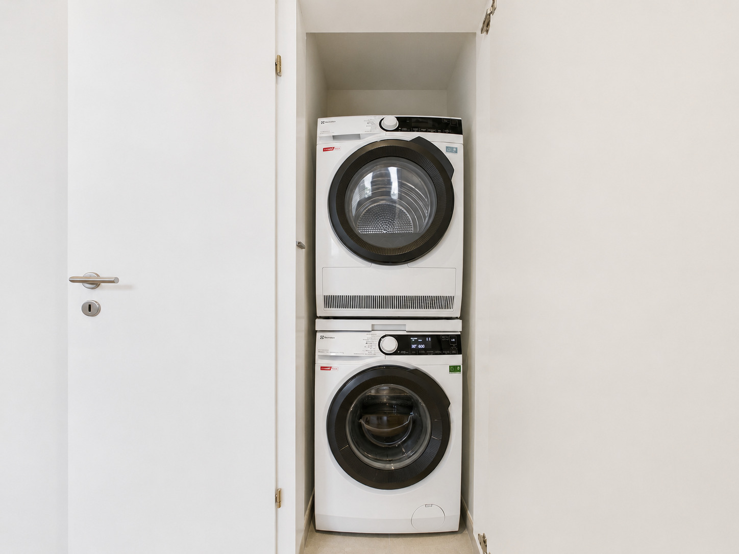 Einbauschrank mit Waschmaschine und Tumbler