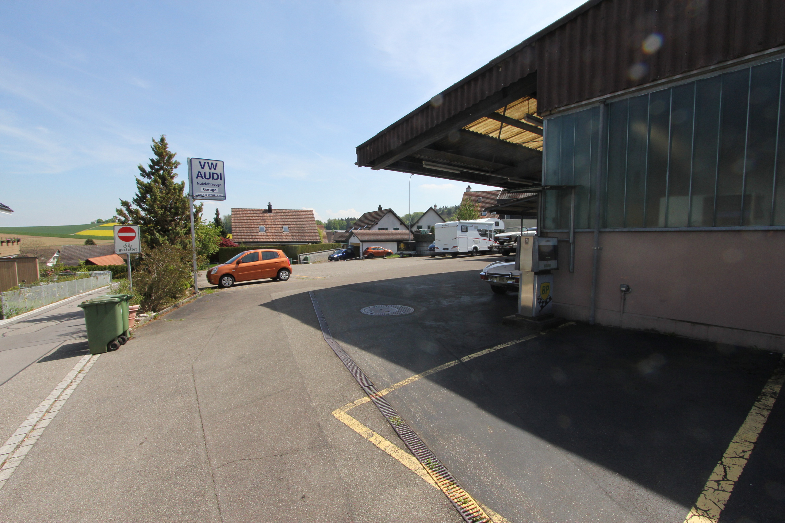 Zufahrt auf Gelände