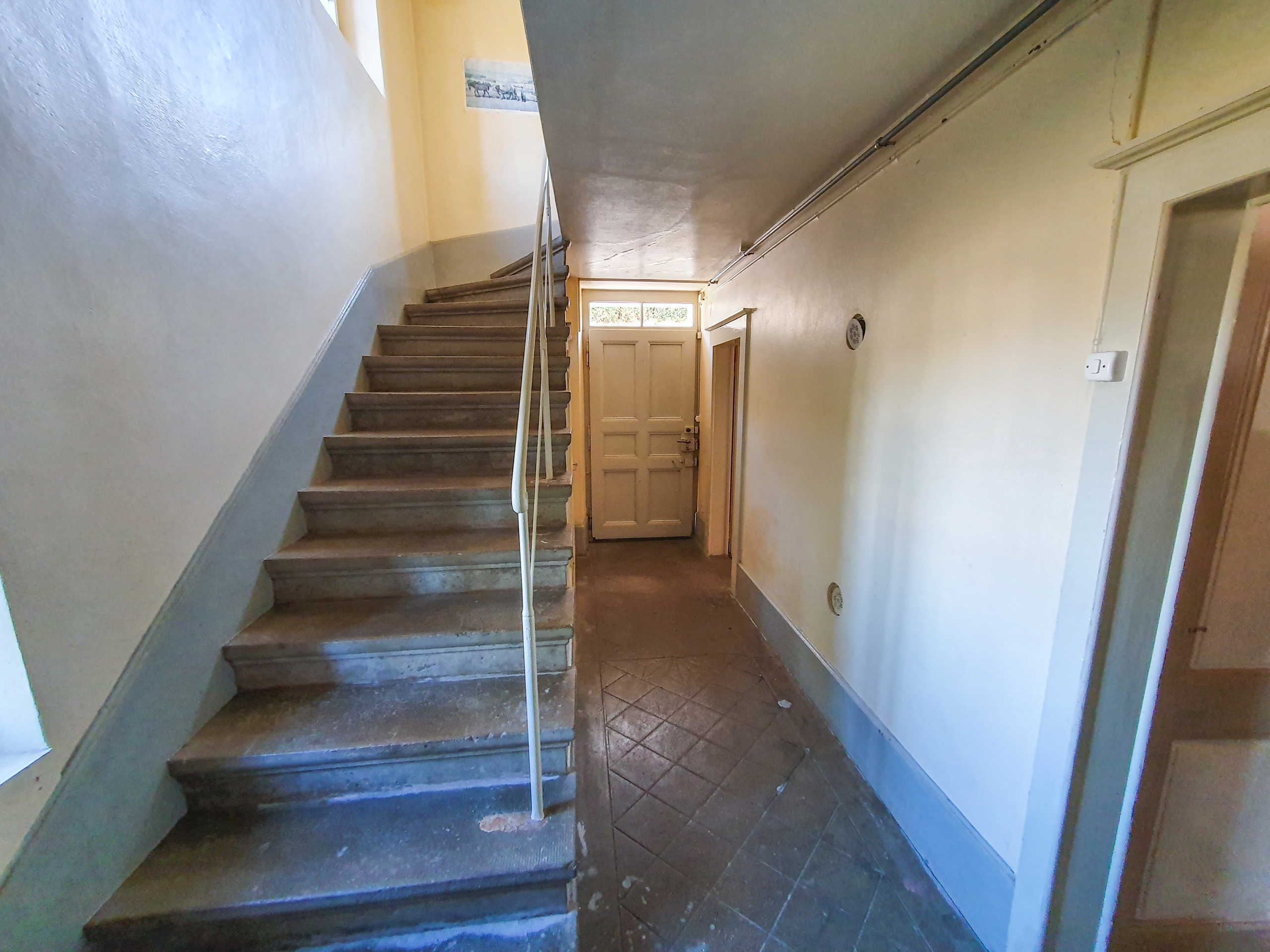 Bât. Habitation | Rez | Hall + escalier