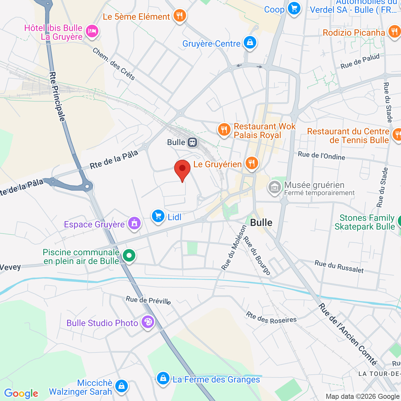 Nouveau 1 / 14 Maison Maison de 6.5 pièces en location à Bulle CHF 3'400.-/mois + ch. Chemin de la Rèche 101, 1630 Bulle A convenir BULLE — VILLA CONTIGUË RÉNOVÉE DE 6,5 PIÈCES AVEC JARDIN Située dans le quartier résidentiel calme de la Réche, à environ sept minutes à pied du centre de Bulle, cette villa contiguë répartie sur trois niveaux offre cinq chambres, de généreux espaces de vie et un jardin privatif avec terrasse. La rénovation complète et soignée de la maison et de ses extérieurs a été achevée en septembre 2026. De l’espace pour toute la famille L’espace de vie (52 m2) comprend une cuisine ouverte et une salle à manger aménagées dans la véranda et donnant sur le jardin et la terrasse, ainsi qu’un vaste séjour. Un espace attenant (7 m2) peut accueillir un coin télévision, un espace de jeux ou des rangements, selon vos besoins. La cuisine bénéficie de finitions et d’équipements de qualité : plan de travail en granit, nombreux tiroirs, four traditionnel et four à vapeur, plaques à induction et robinet Quooker. La maison comprend également : Un hall d’entrée au niveau intermédiaire. Cinq chambres, dont deux au niveau...