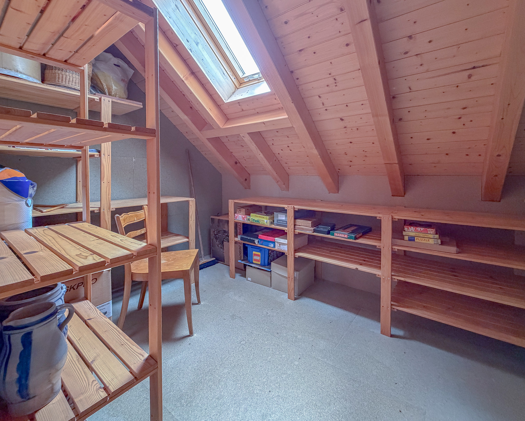 2ème étage - pièce de stockage avec poss. de créer une 3ème cuisine