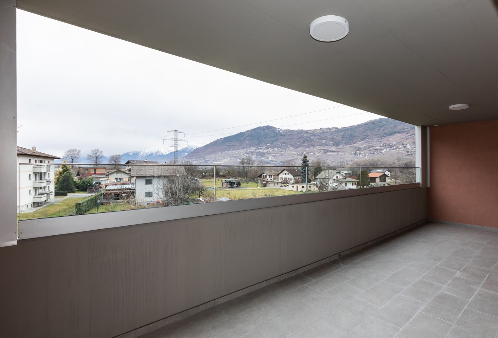 Grand balcon avec vue dégagée et soleil couchant Grand balcon avec vue dégagée et soleil couchant