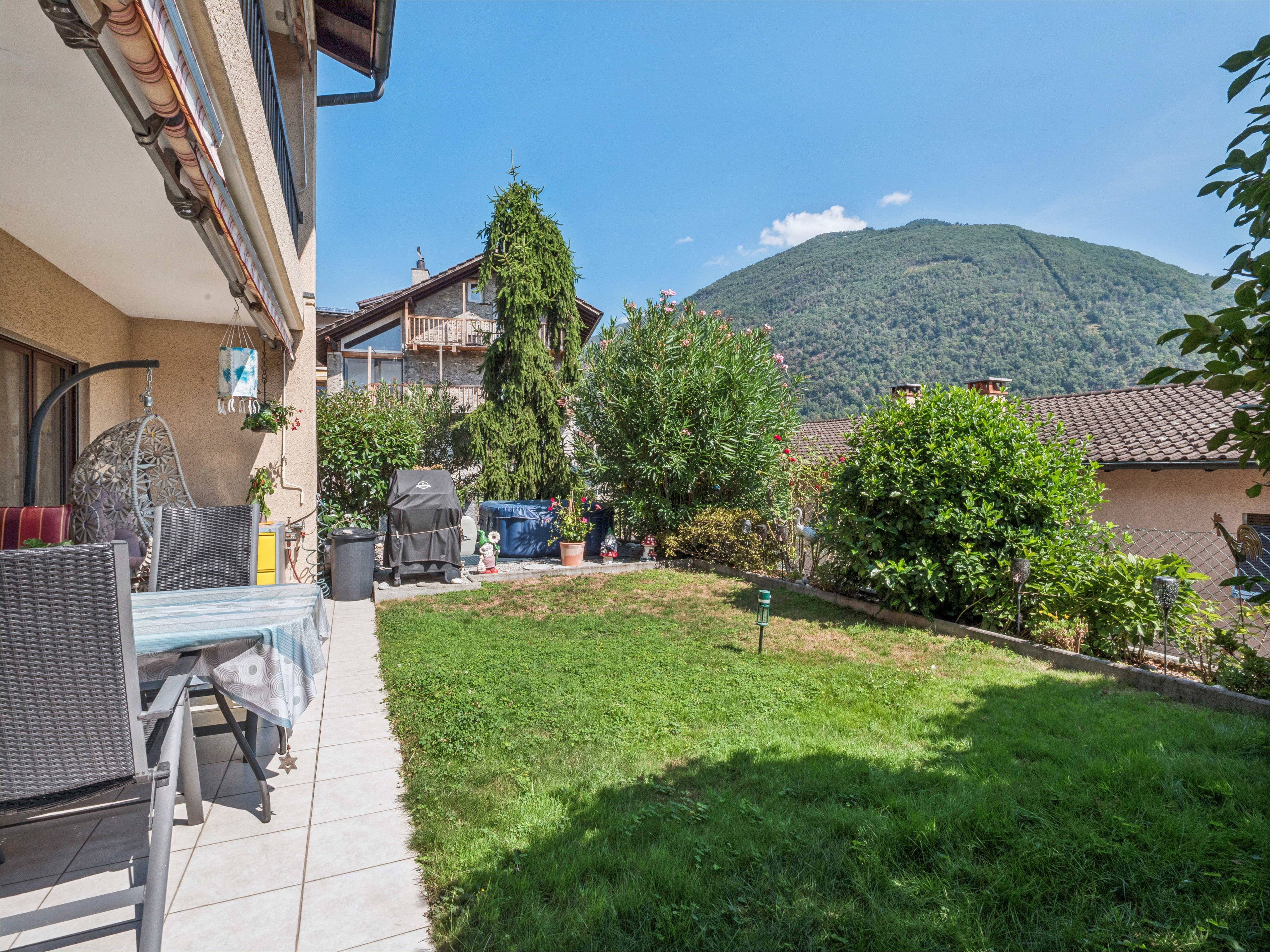 Der pflegeleichte Garten bietet einen schönen Ausblick Der pflegeleichte Garten bietet einen schönen Ausblick