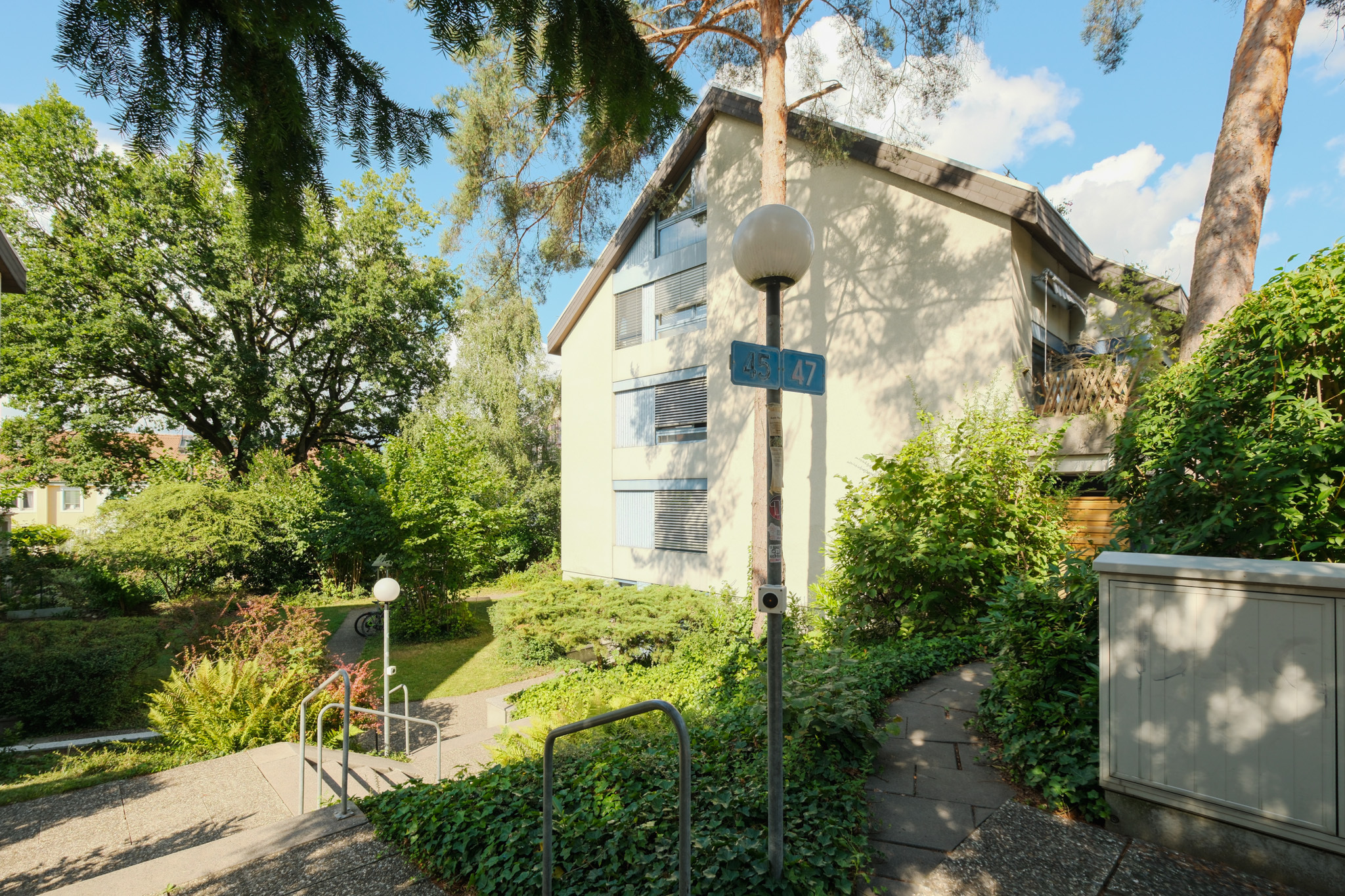 Westfassade Nr. 47 - Eingang - Fürstensteinerstrasse - Garten Innenseite