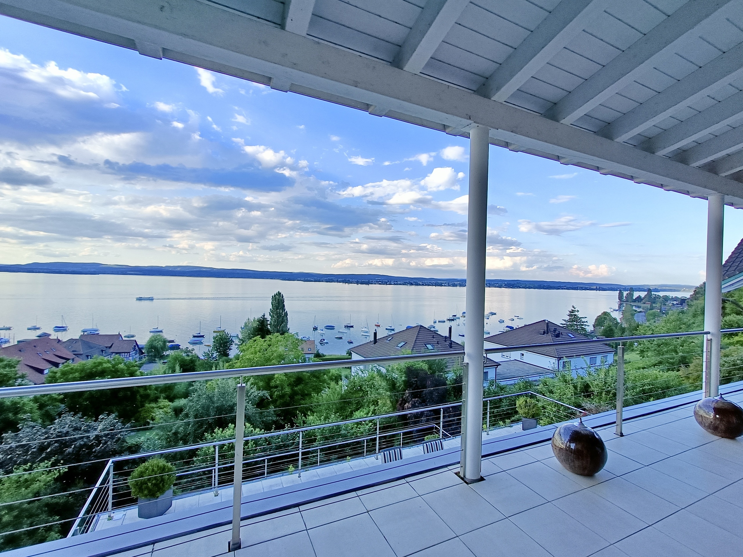 Ein Seeblick-Panoramablick der Extraklasse. Ein Seeblick-Panoramablick der Extraklasse.