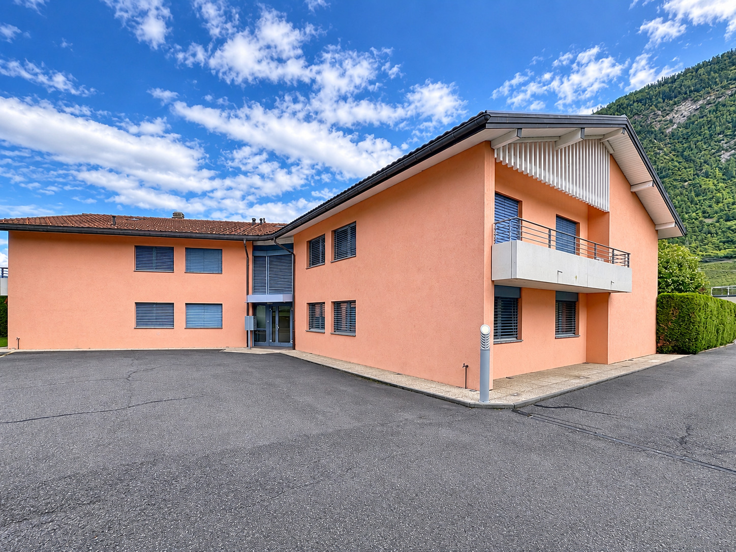 Exterior view 2