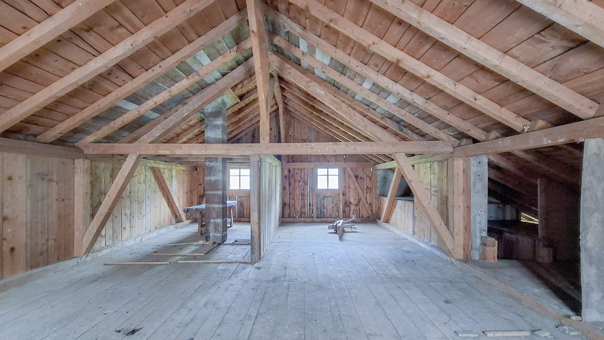 Maison attenante - 1er étage avec grand espace aménageable