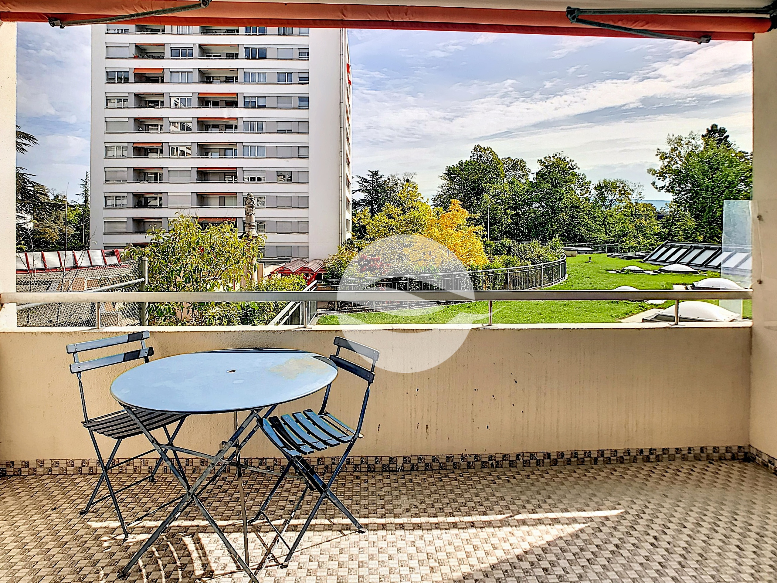 Extérieur : balcon côté lac