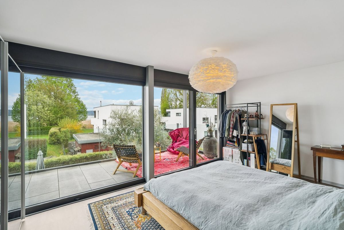 Vue sur terrasse et jardin depuis la chambre.