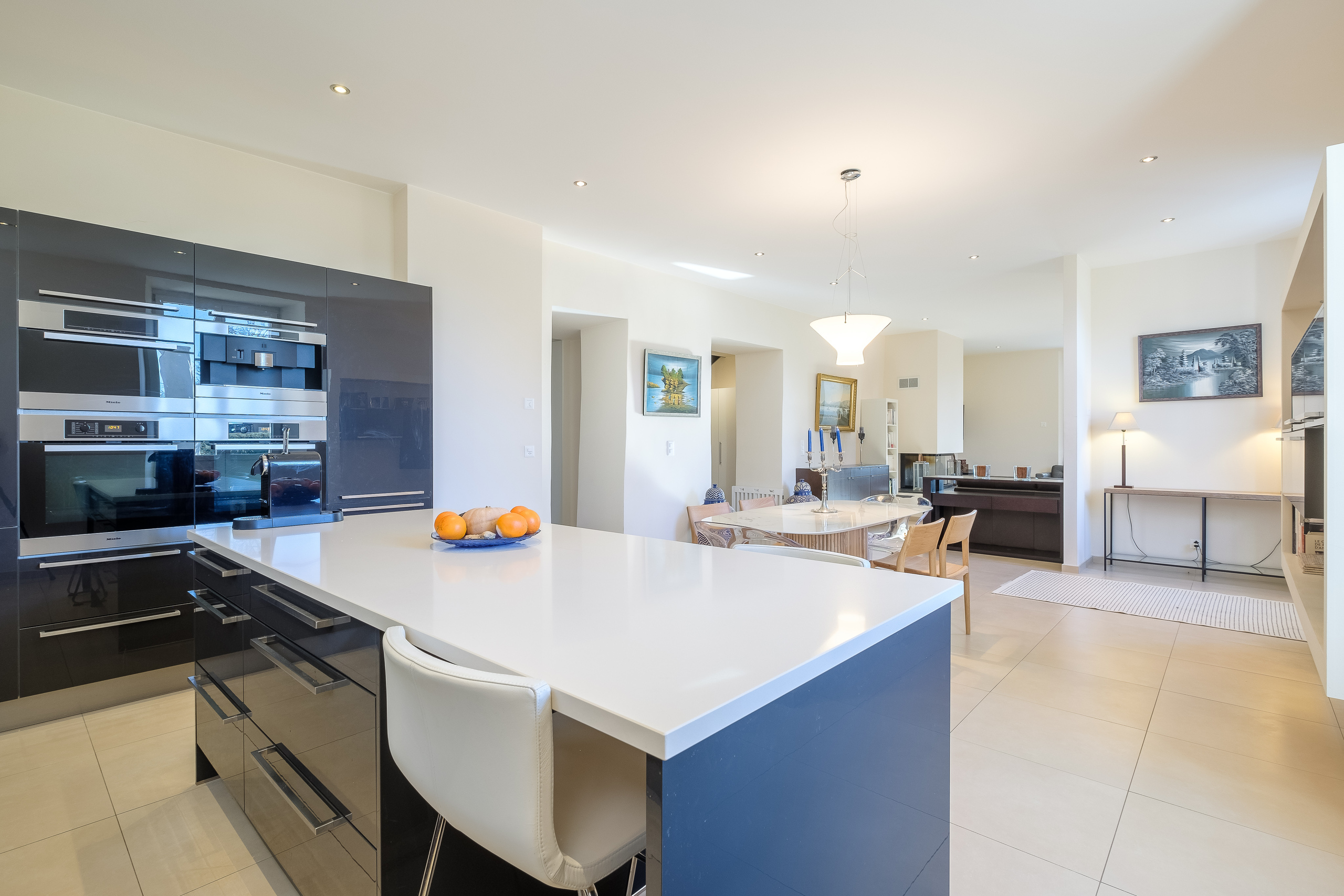 Cuisine équipée avec îlot