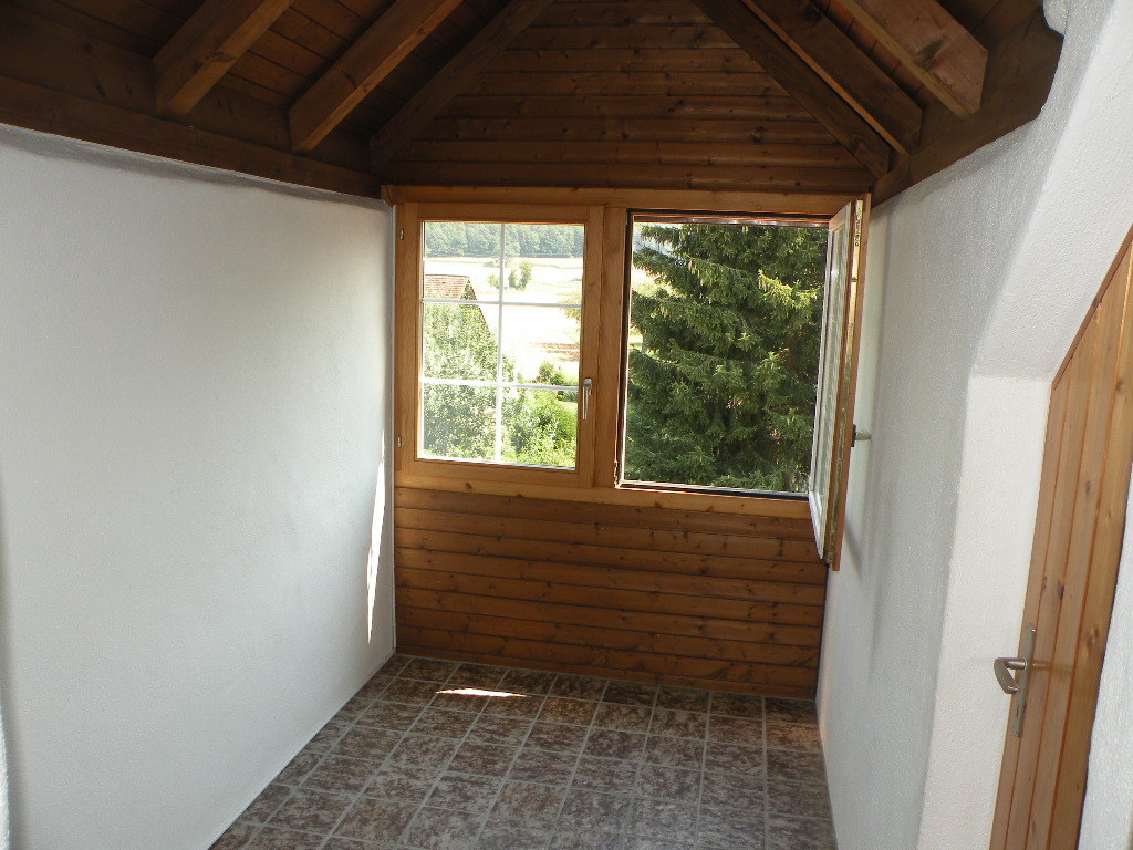 Sonnige Loggia mit Aussicht ins Grüne und Abstellraum