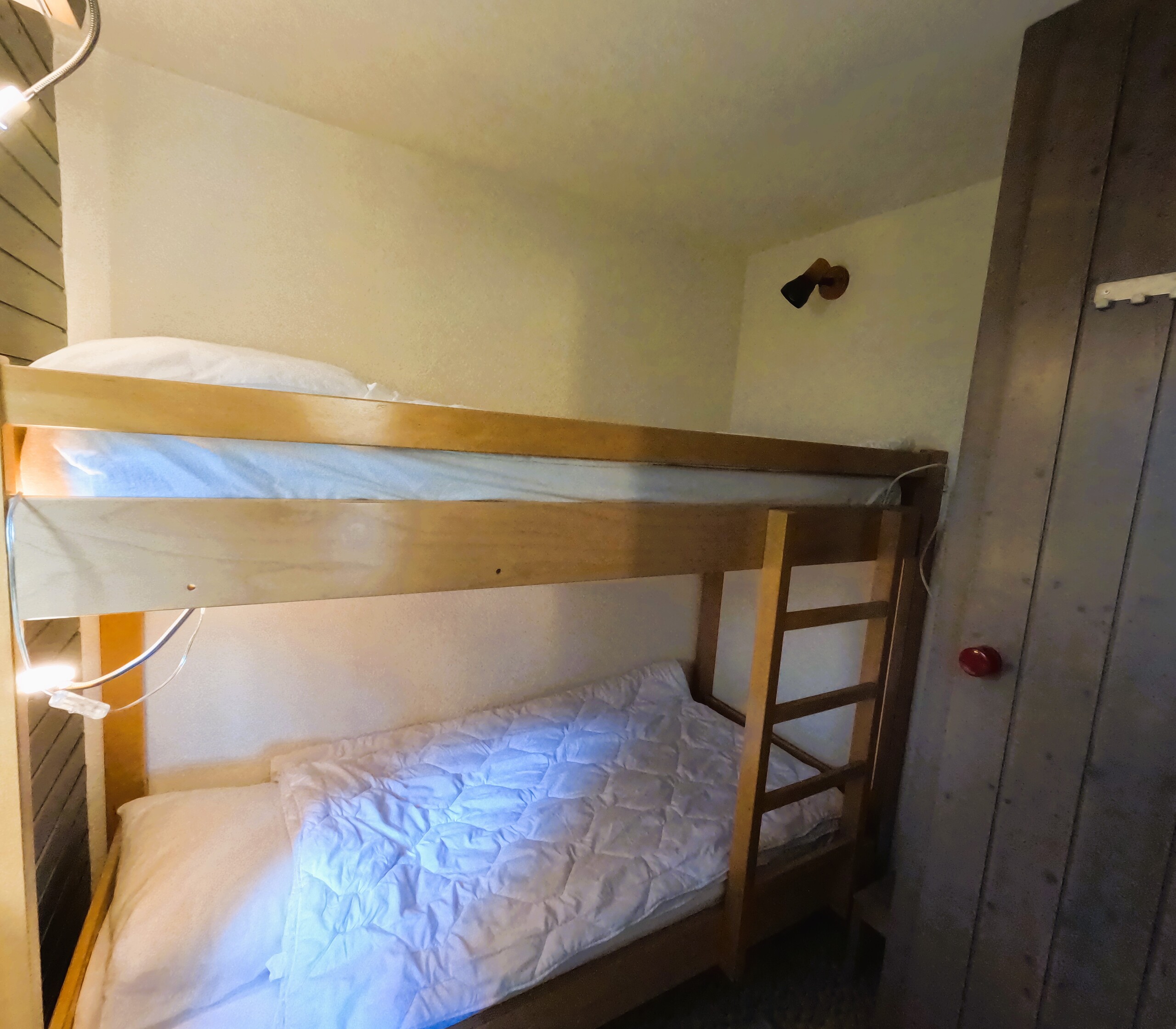 Chambre à coucher avec lits superposés 