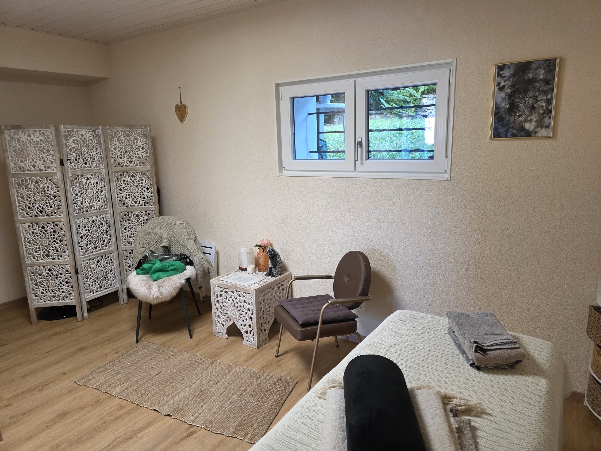 une petite pièce avec un lit, une chaise et une fenêtre une petite pièce avec un lit, une chaise et une fenêtre