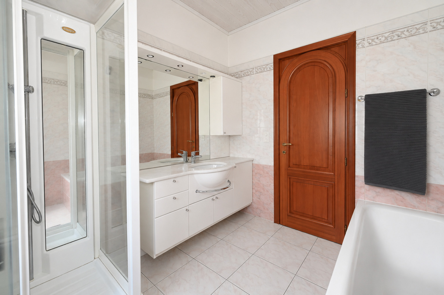 Interior view 6
