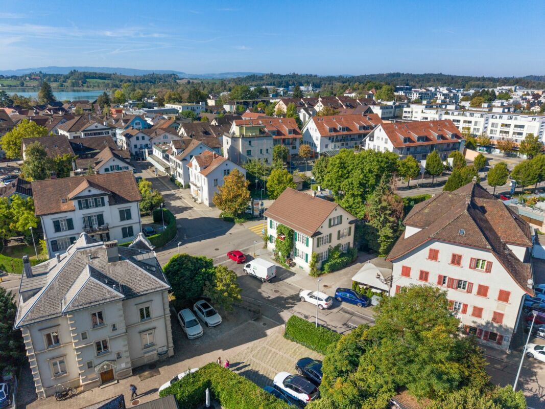 Dieses Prachtstück präsentiert sich im Zentrum von Pfäffikon, wo jegliches in wenigen Gehminuten erreichbar ist. Dieses Prachtstück präsentiert sich im Zentrum von Pfäffikon, wo jegliches in wenigen Gehminuten erreichbar ist.