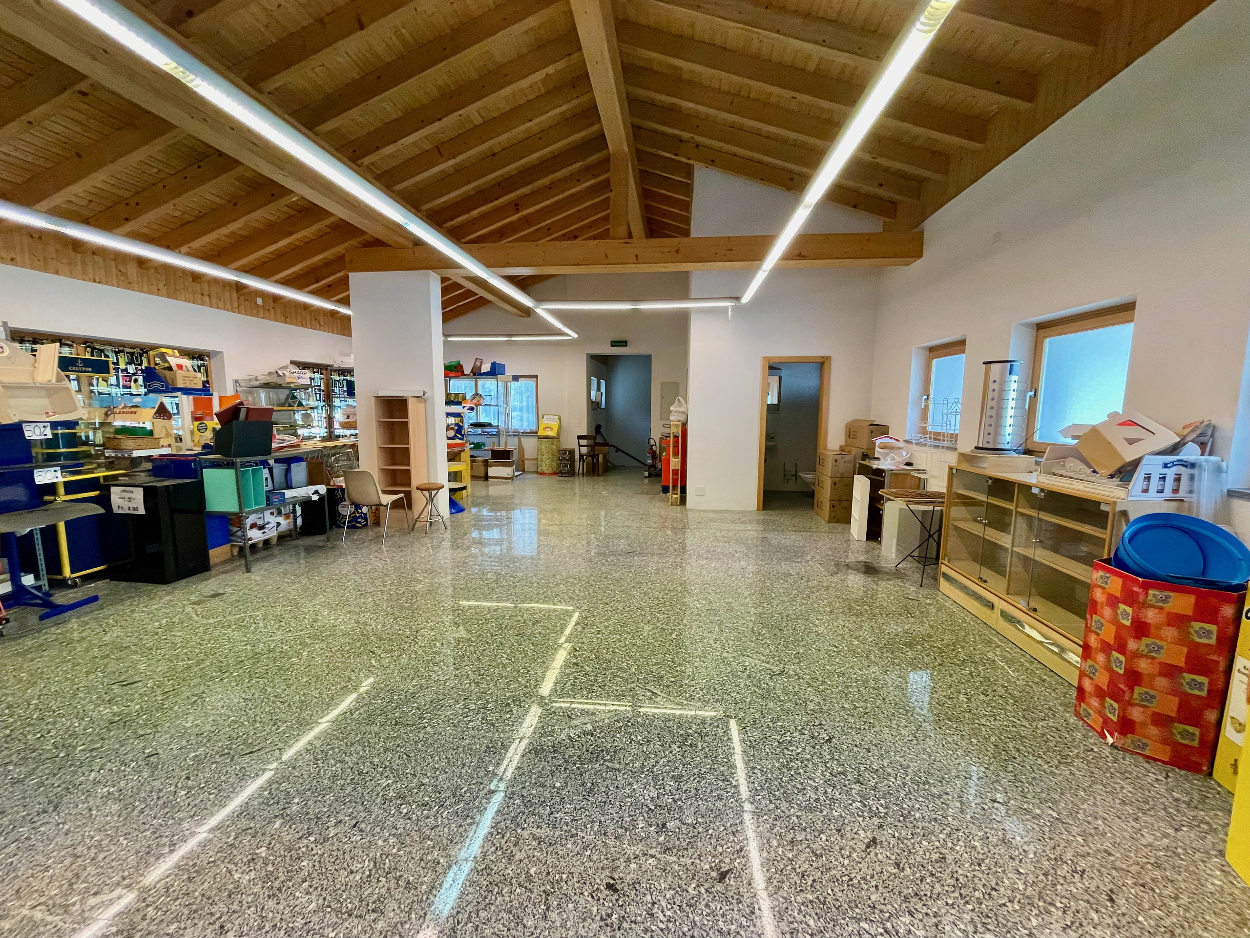 Depot mit Warenlift ausgerüstet Depot mit Warenlift ausgerüstet