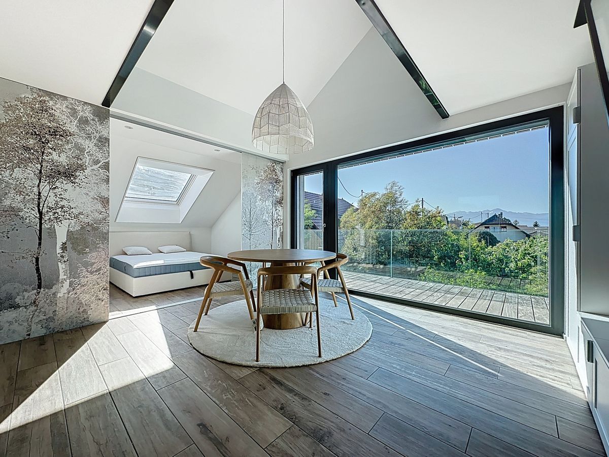Salle à manger lumineuse avec accès à la terrasse. Salle à manger lumineuse avec accès à la terrasse.