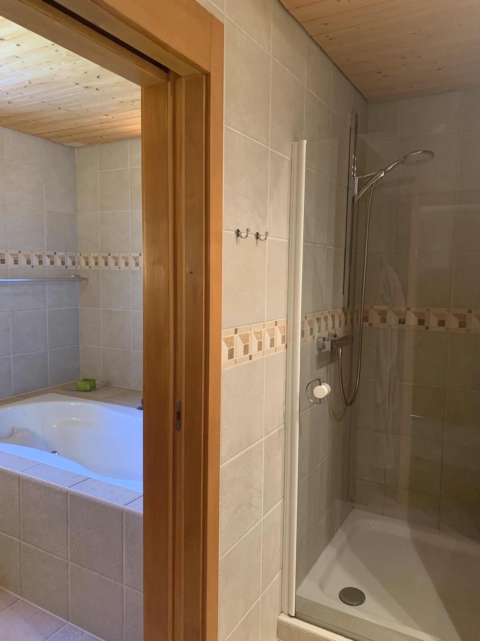 Salle de douche communicante avec une salle de bains