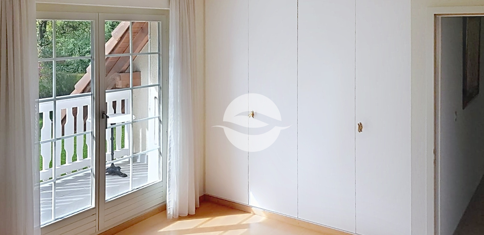 1er : Chambre avec armoires et balcon