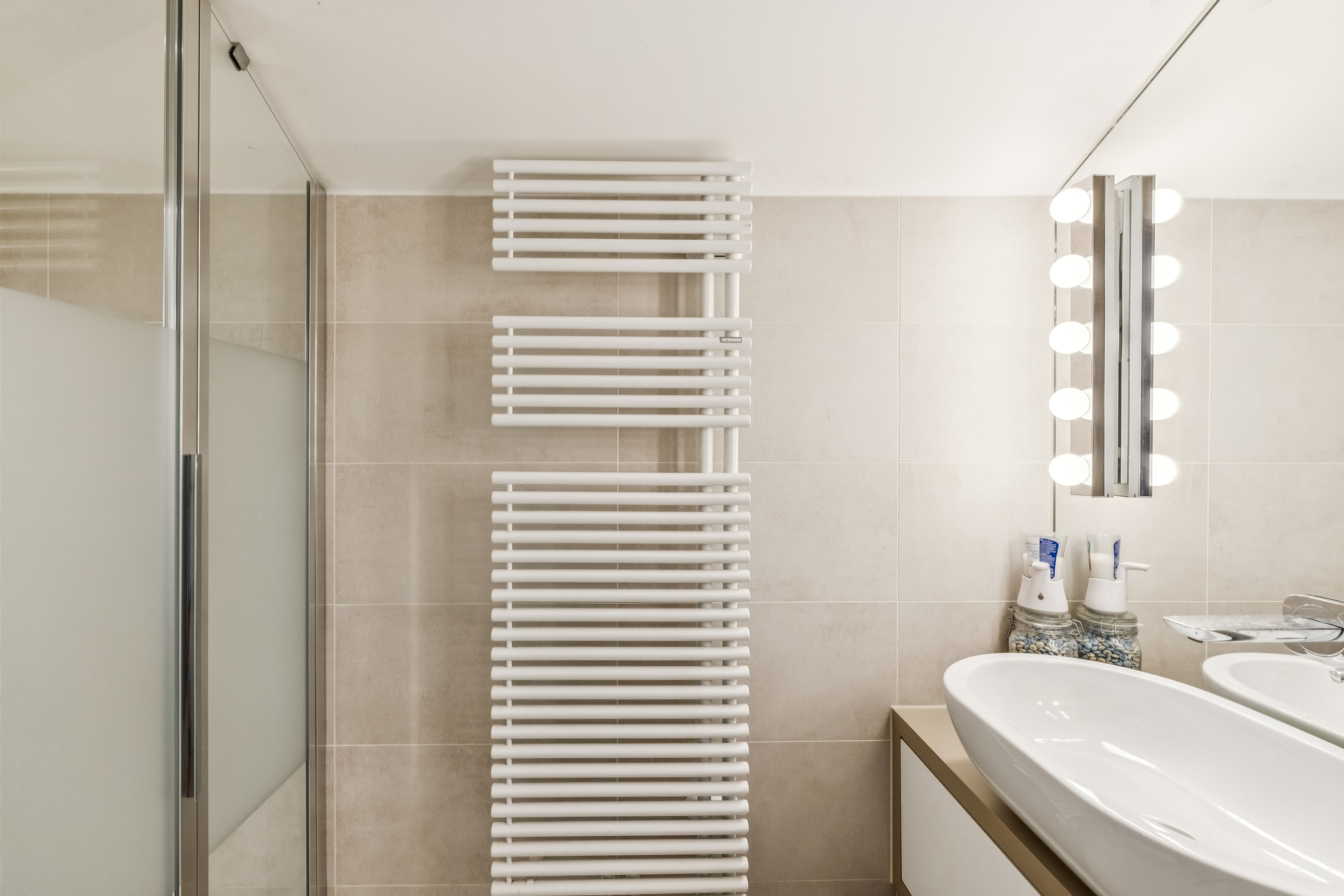 La salle de douche en suite de la chambre sous combles