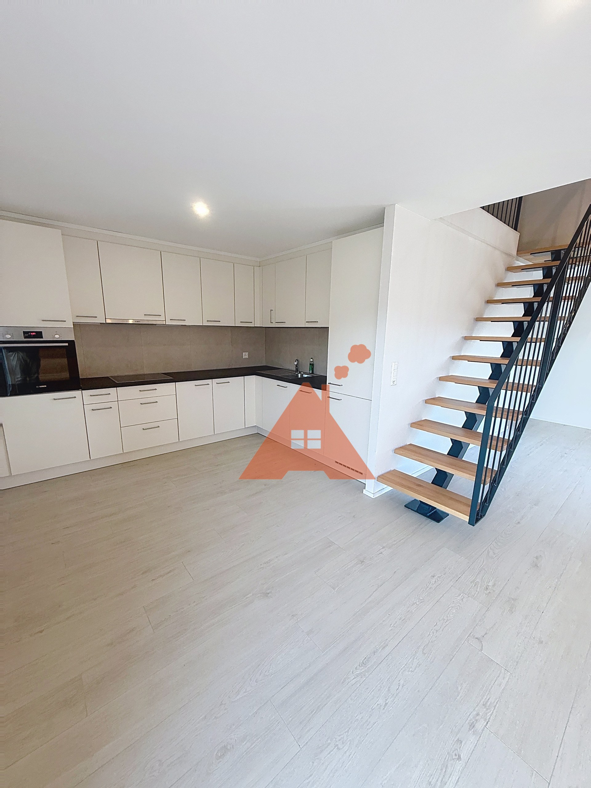 cuisine moderne blanche et escalier menant au deuxième étage d'un appartement ou d'une maison cuisine moderne blanche et escalier menant au deuxième étage d'un appartement ou d'une maison