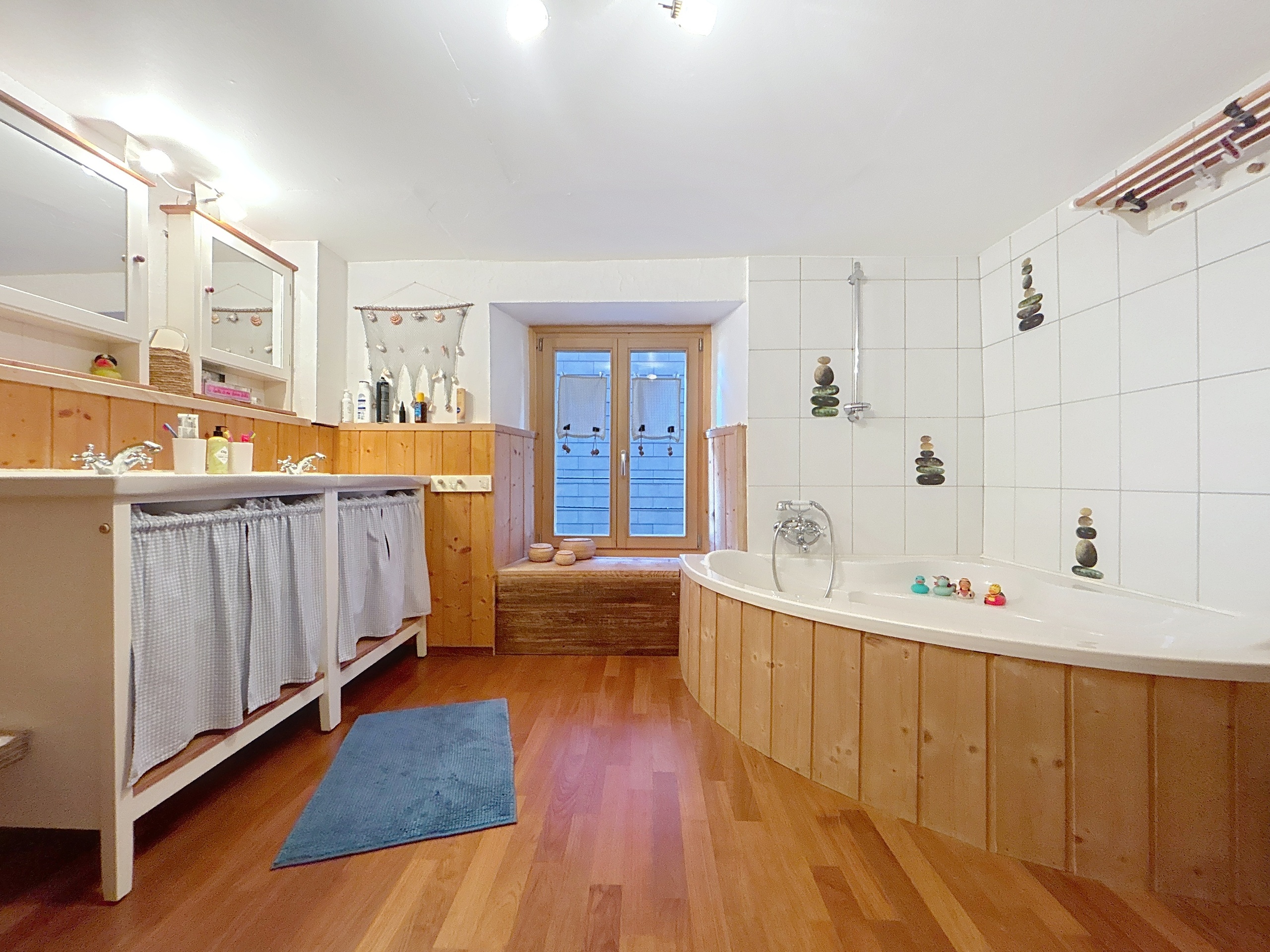 Salle de bain avec baignoire et douche