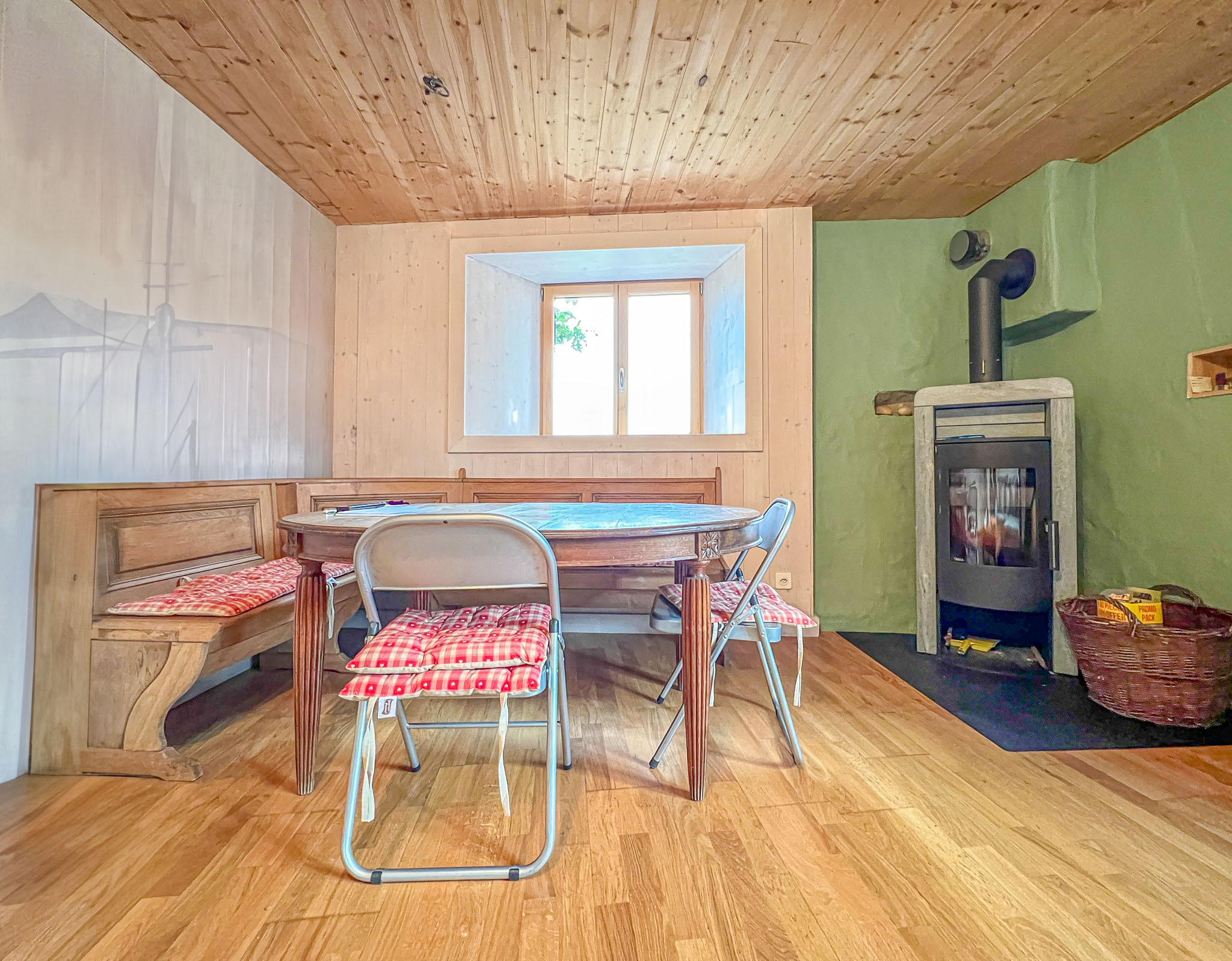 Espace salon/salle à manger équipé d'un poêle à bois