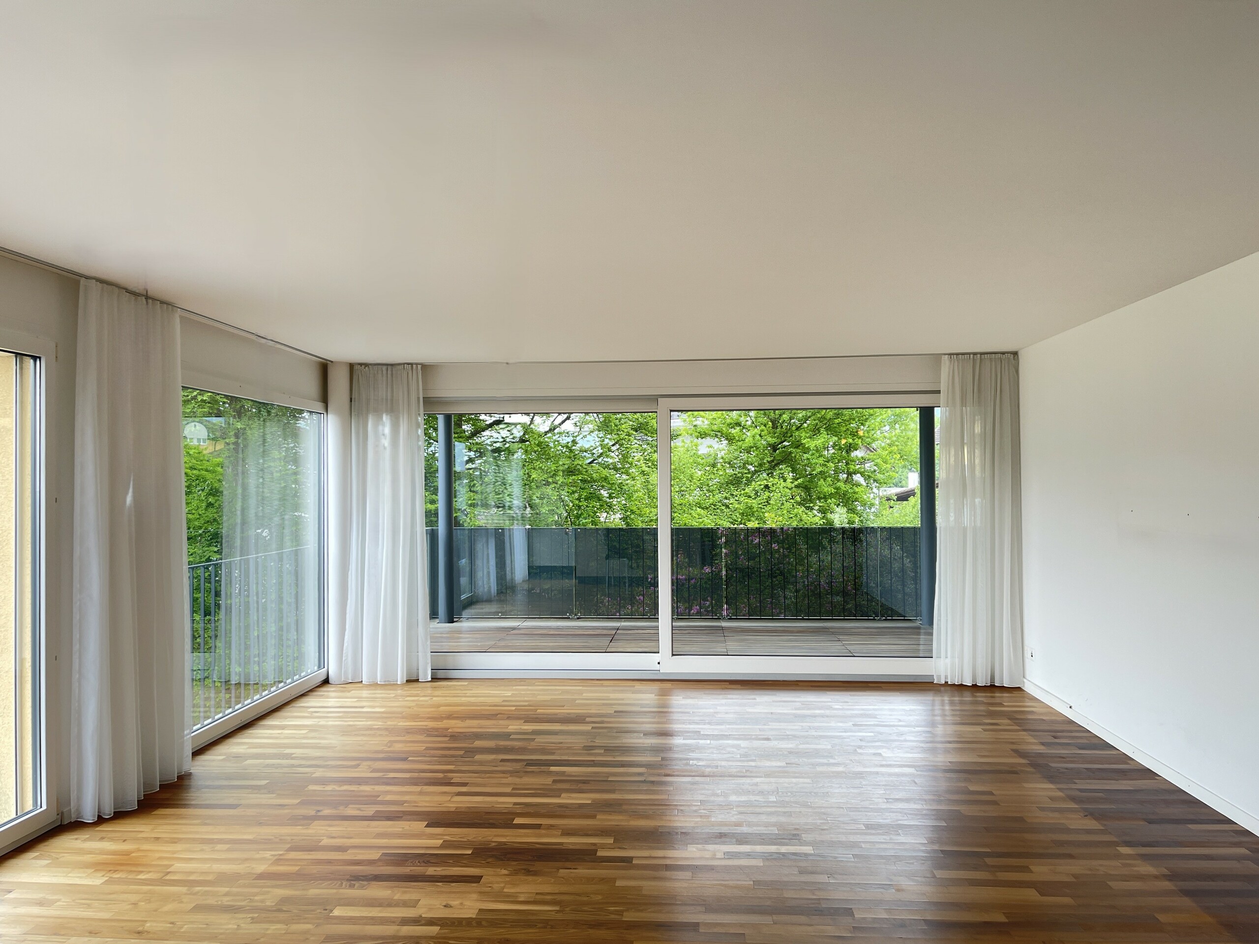 Wohnzimmer mit Zutritt auf den grossen Balkon