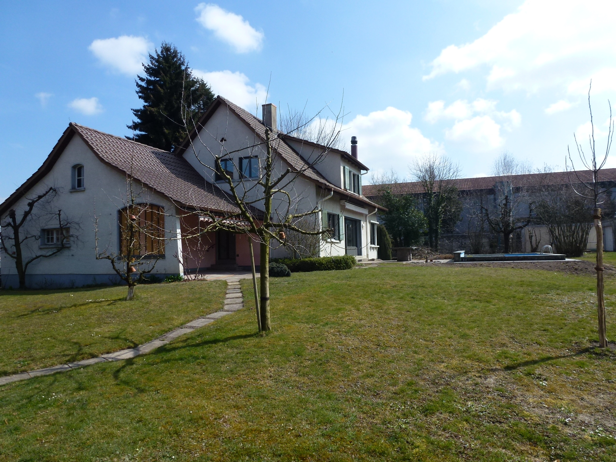 Westfassade: Gartensitzplatz gedeckt (Aufnahme nach Renovation 2016). Westfassade: Gartensitzplatz gedeckt (Aufnahme nach Renovation 2016).