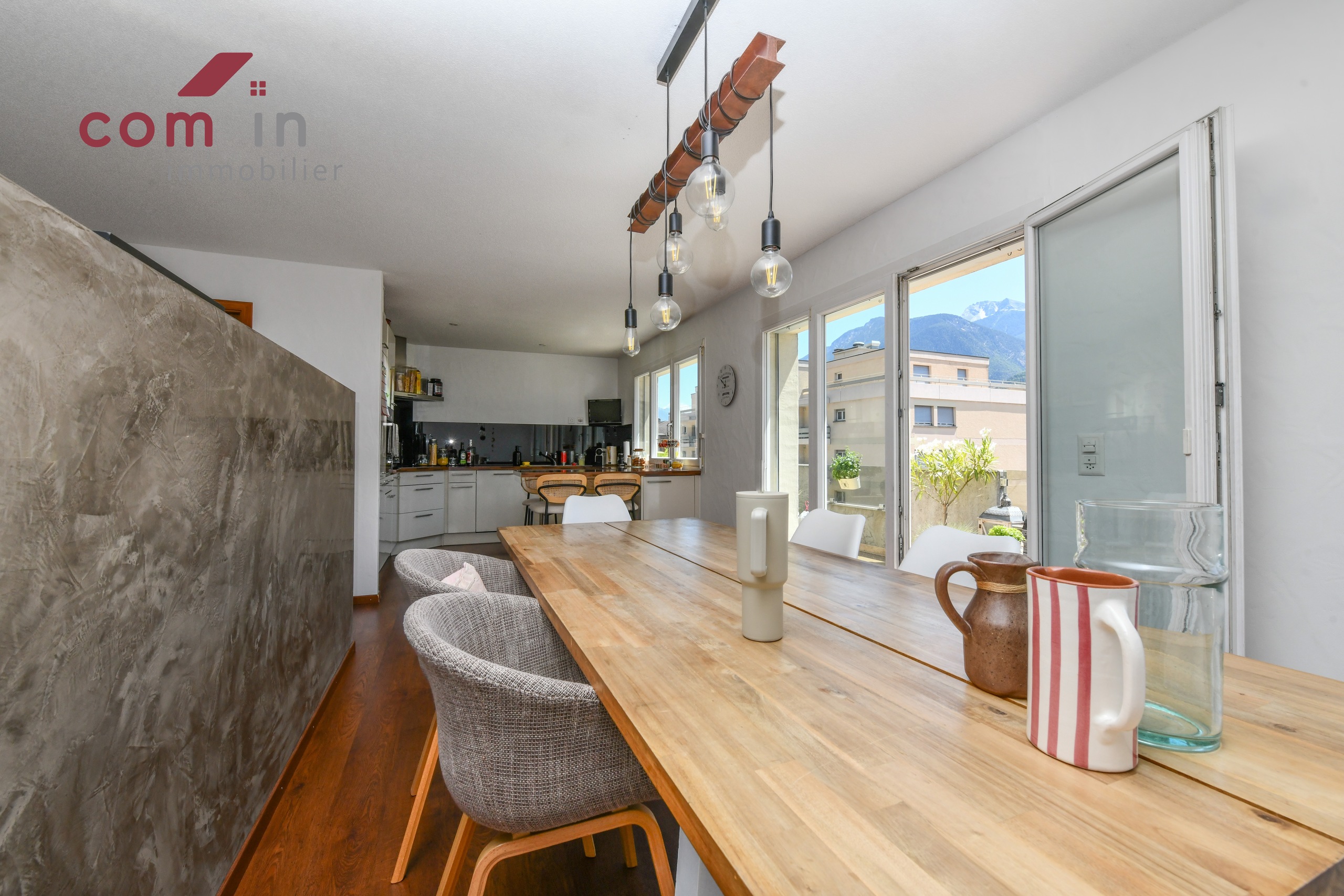 espace repas avec accès au balcon