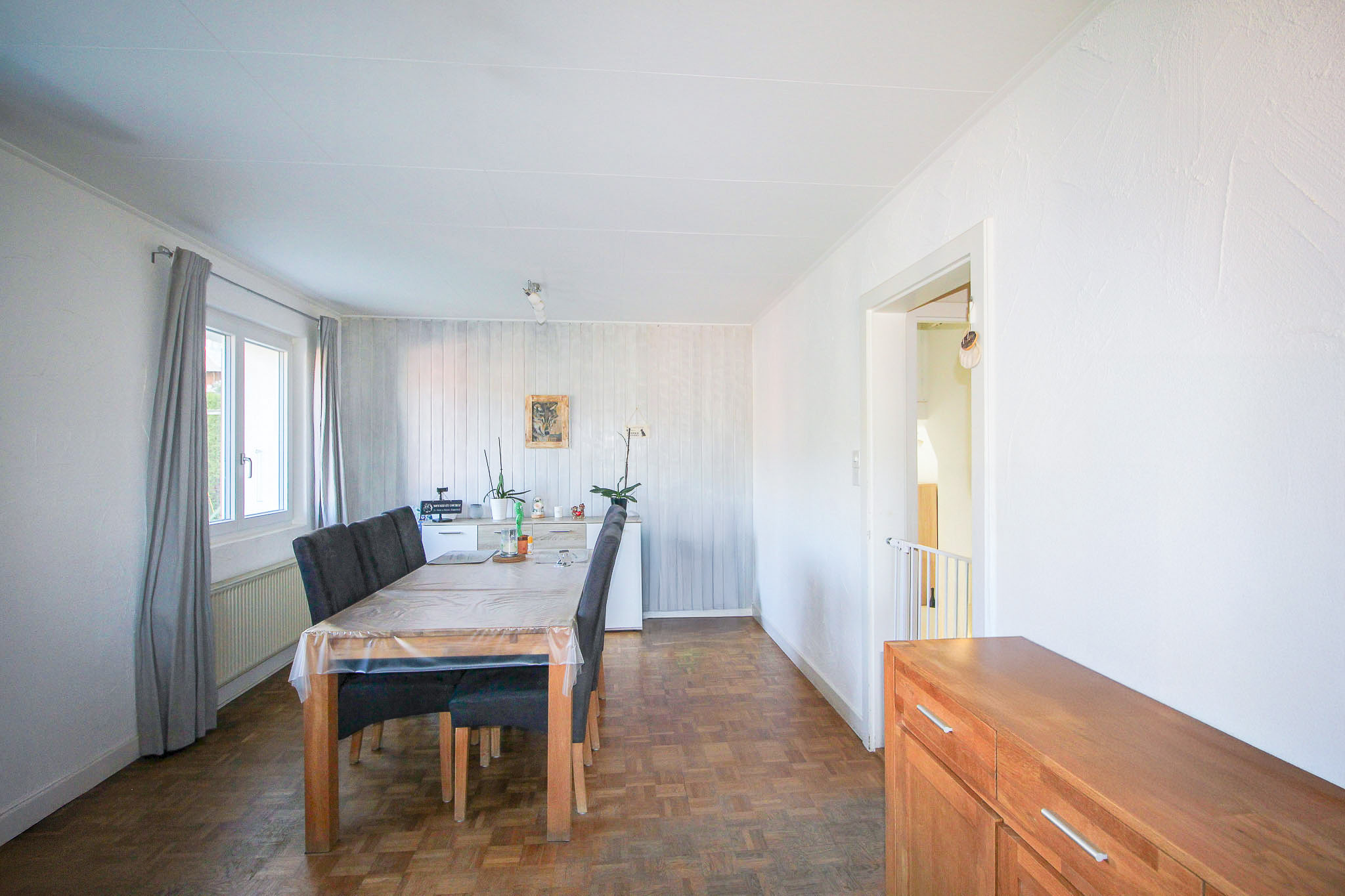 Rez - salle à manger ouverte sur le salon