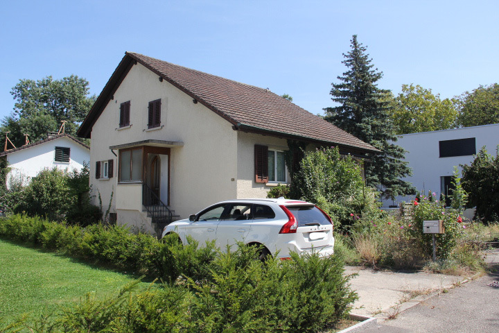 Aussenansicht mit Parkplatz