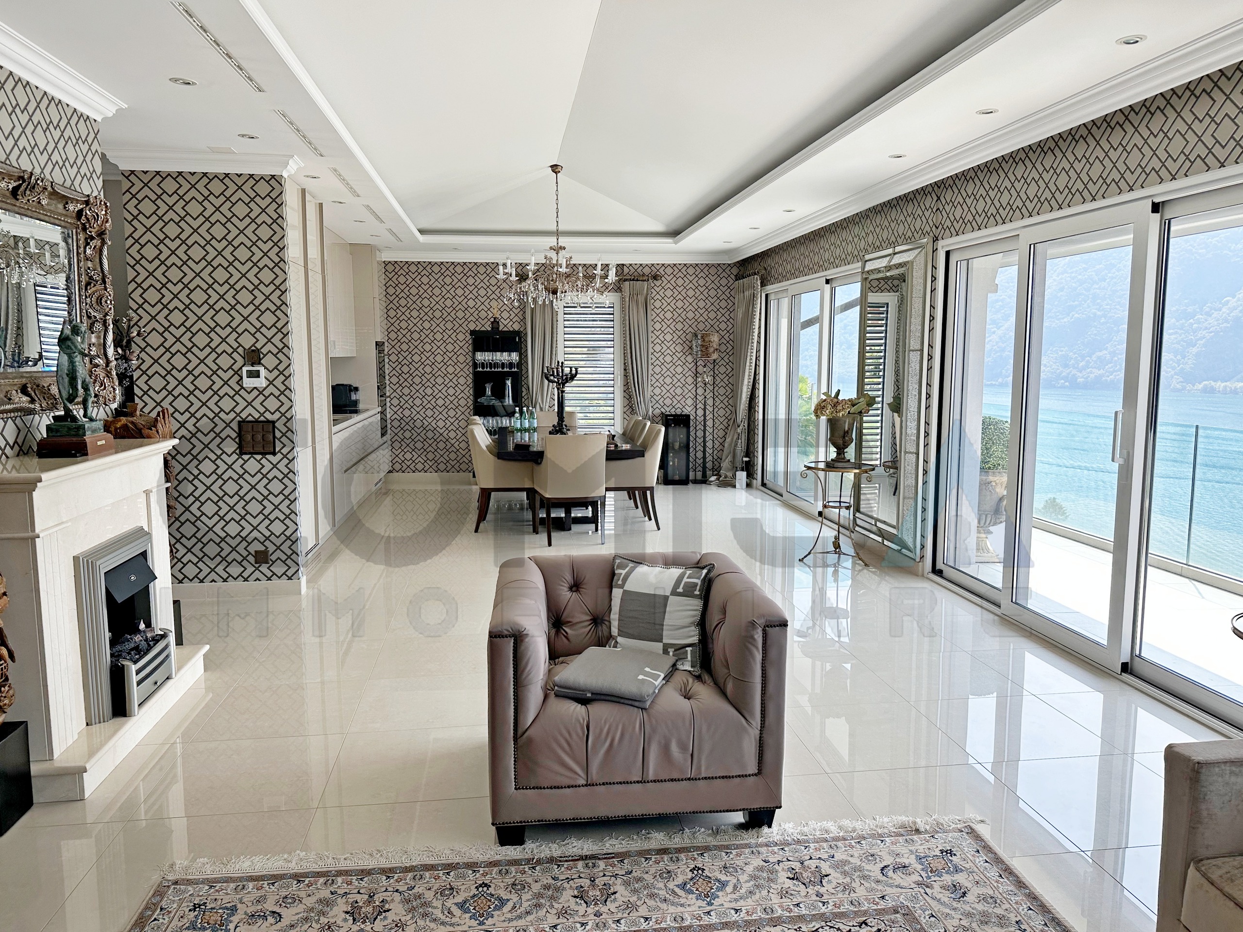 Wohn-Esszimmer mit offener Küche und Zugang zur Terrasse