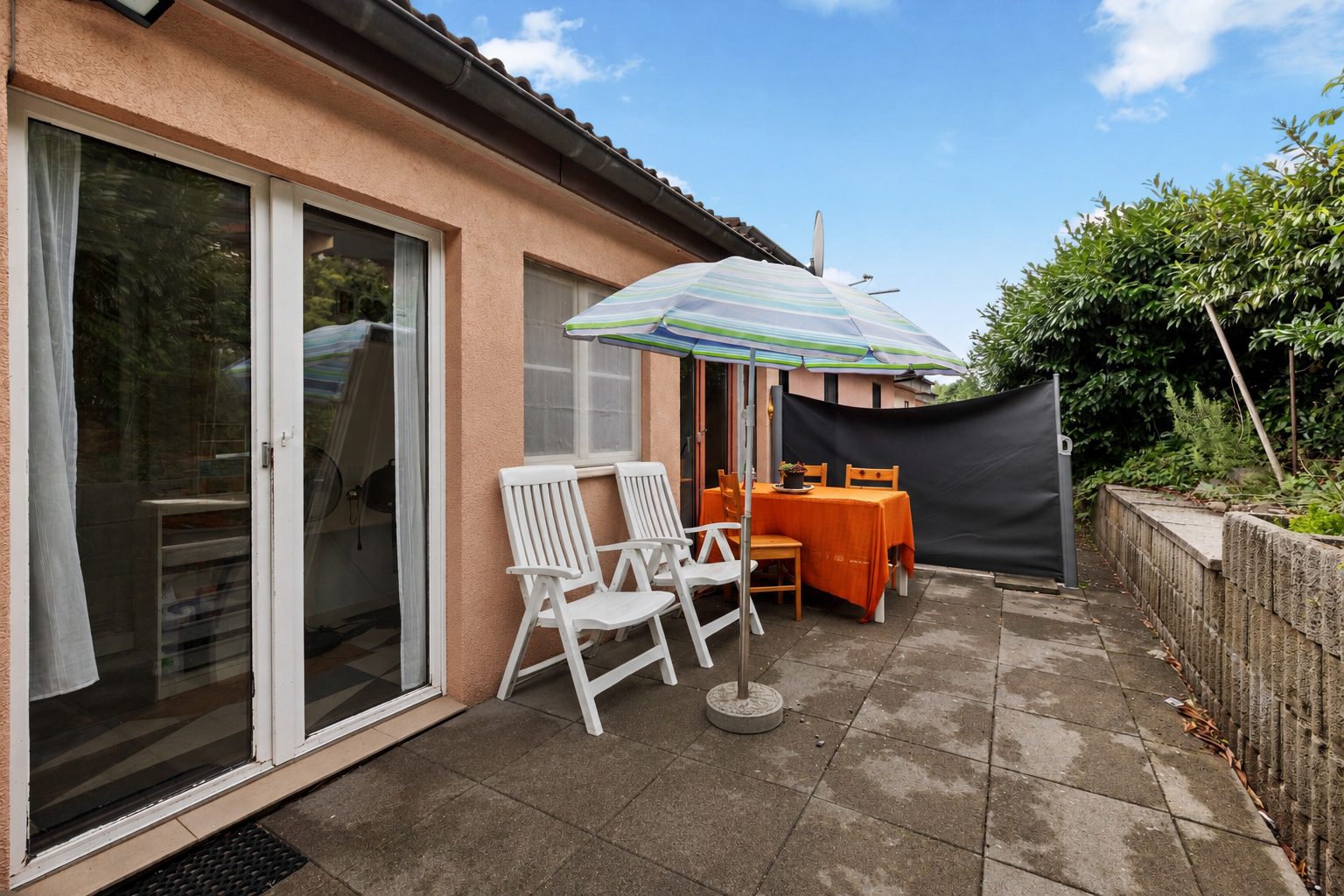 Une terrasse entourée de verdure Une terrasse entourée de verdure