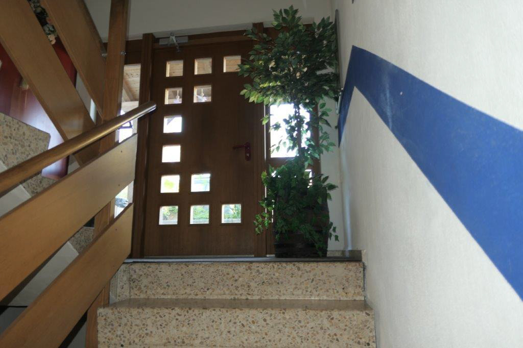 Treppenhaus mit Eingangstüre