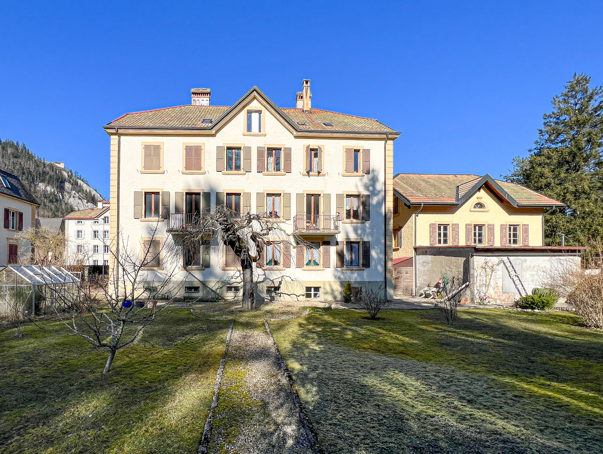 Bâtiment, annexe et jardin - vue sud