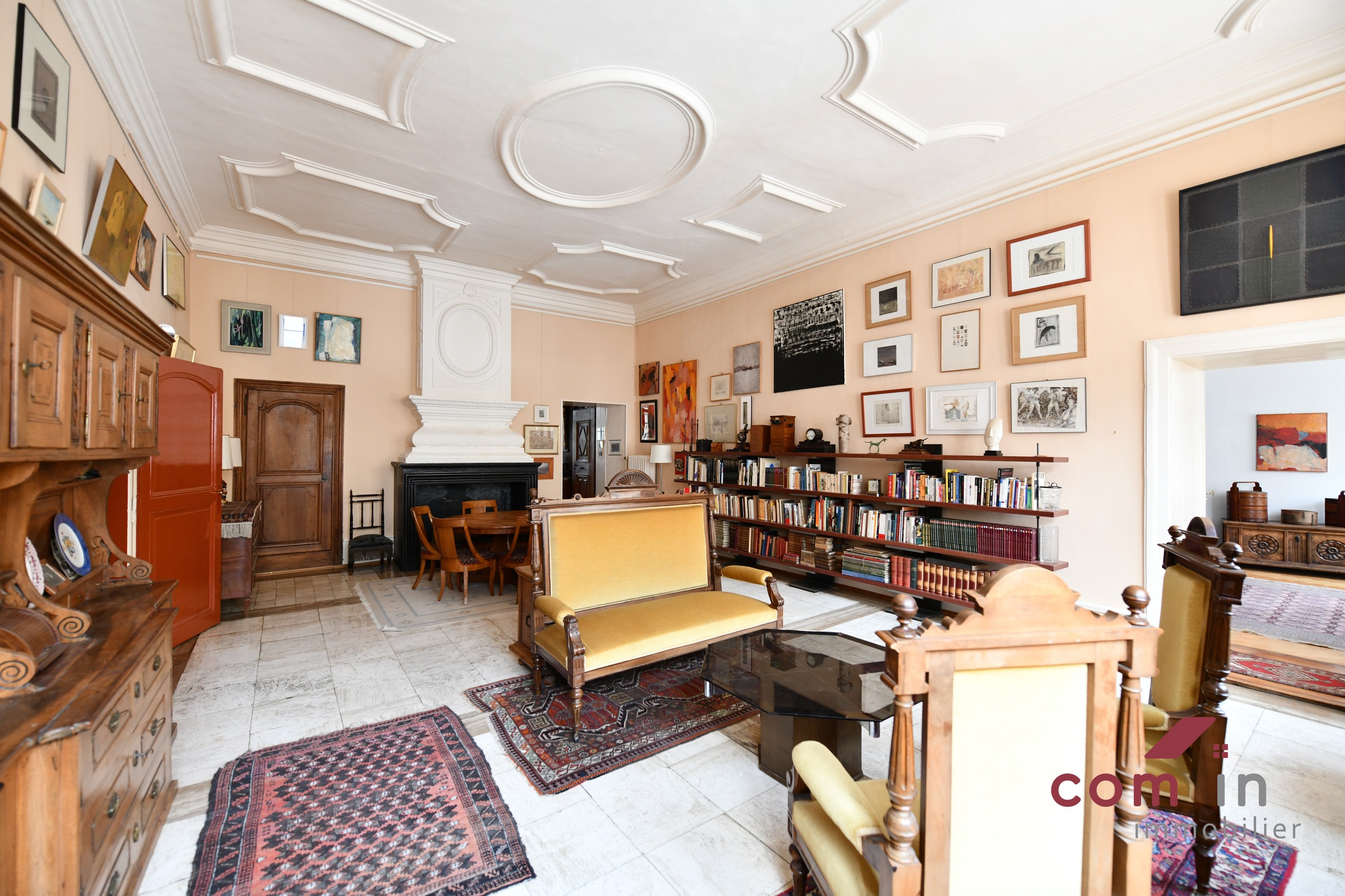 magnifique pièce à vivre de 42 m2 avec cheminée classée et grandes fenêtres Est