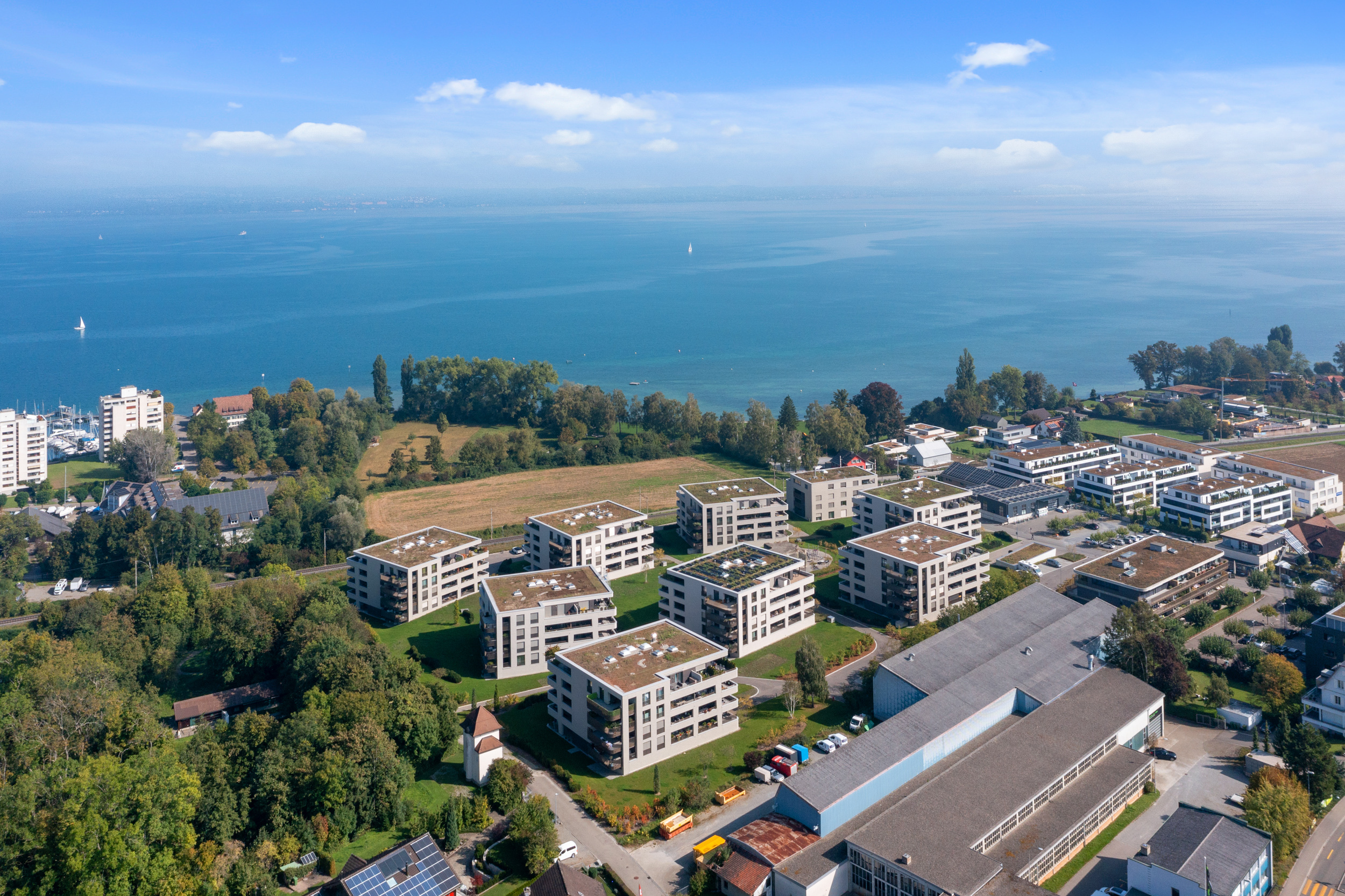 Geniessen Sie die fantastische Umgebung und ein Leben voller Möglichkeiten und Annehmlichkeiten an einem einzigartigen Ort, nah dem See. 