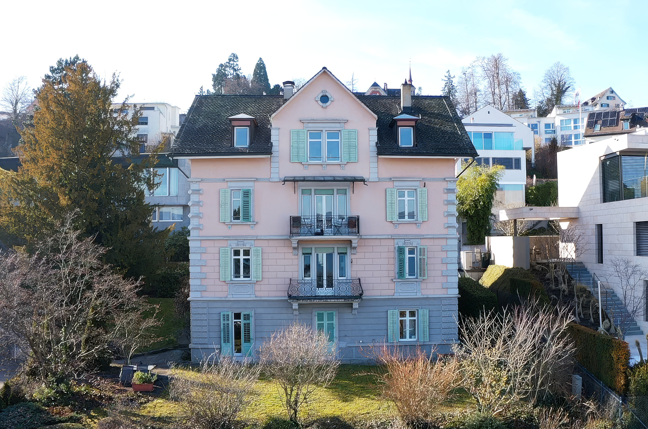 Frontansicht der Liegenschaft