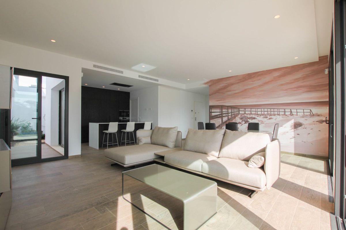 Espace séjour - salle à manger - cuisine ouvert sur la vaste terrasse