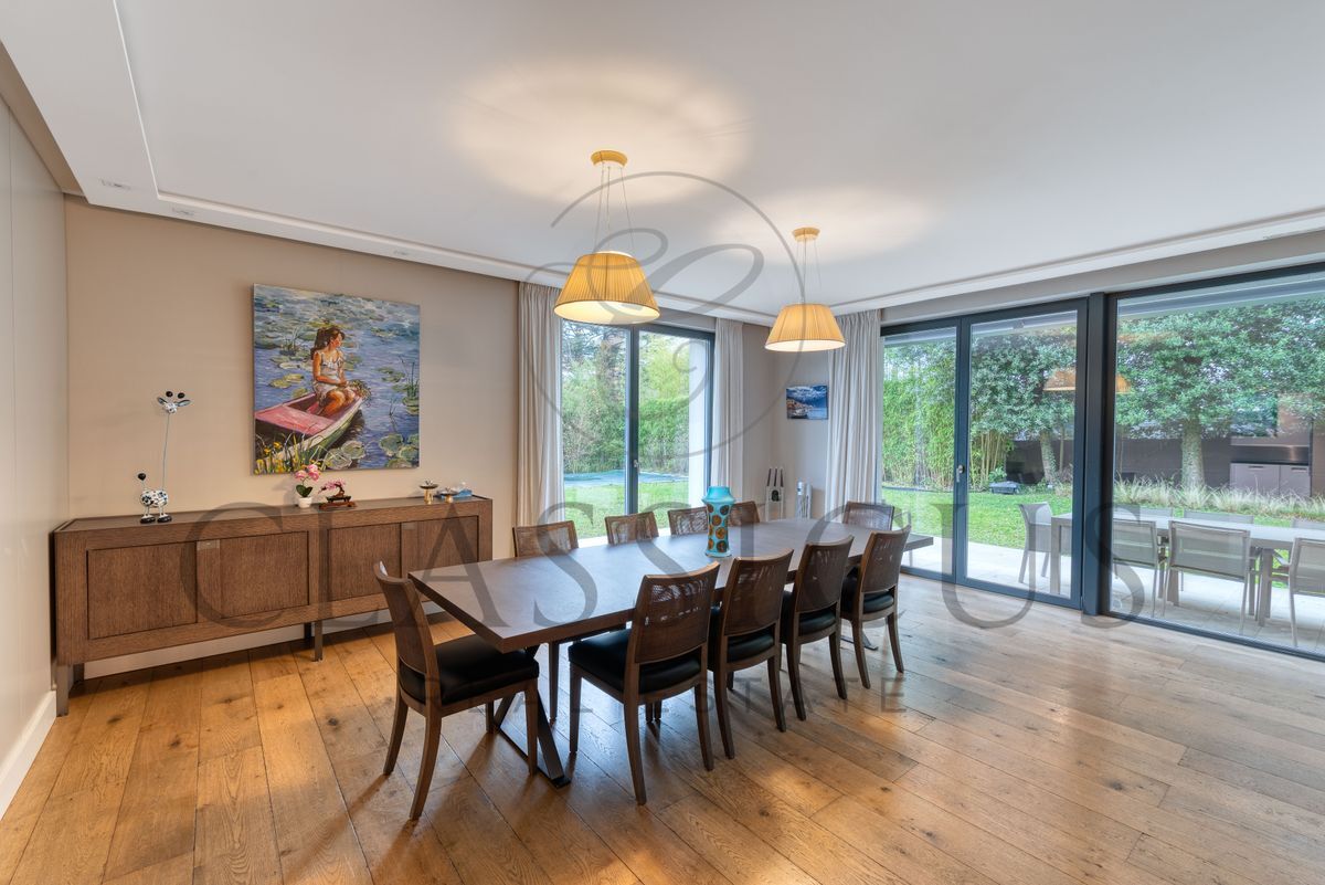 Grande table avec vue sur jardin.