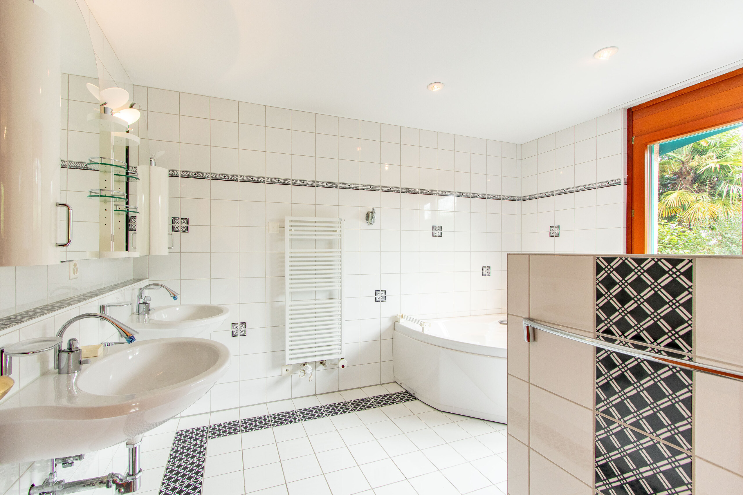Rez-de-chaussée: bain / wc Rez-de-chaussée: bain / wc